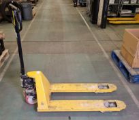 Slim hand pallet truck - 2500kg max