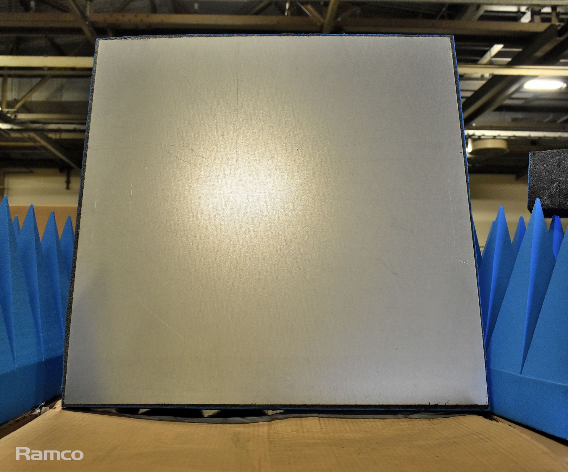 4x Sound reducing foam panels - L 60 x W 60 x H 30cm - Image 3 of 3