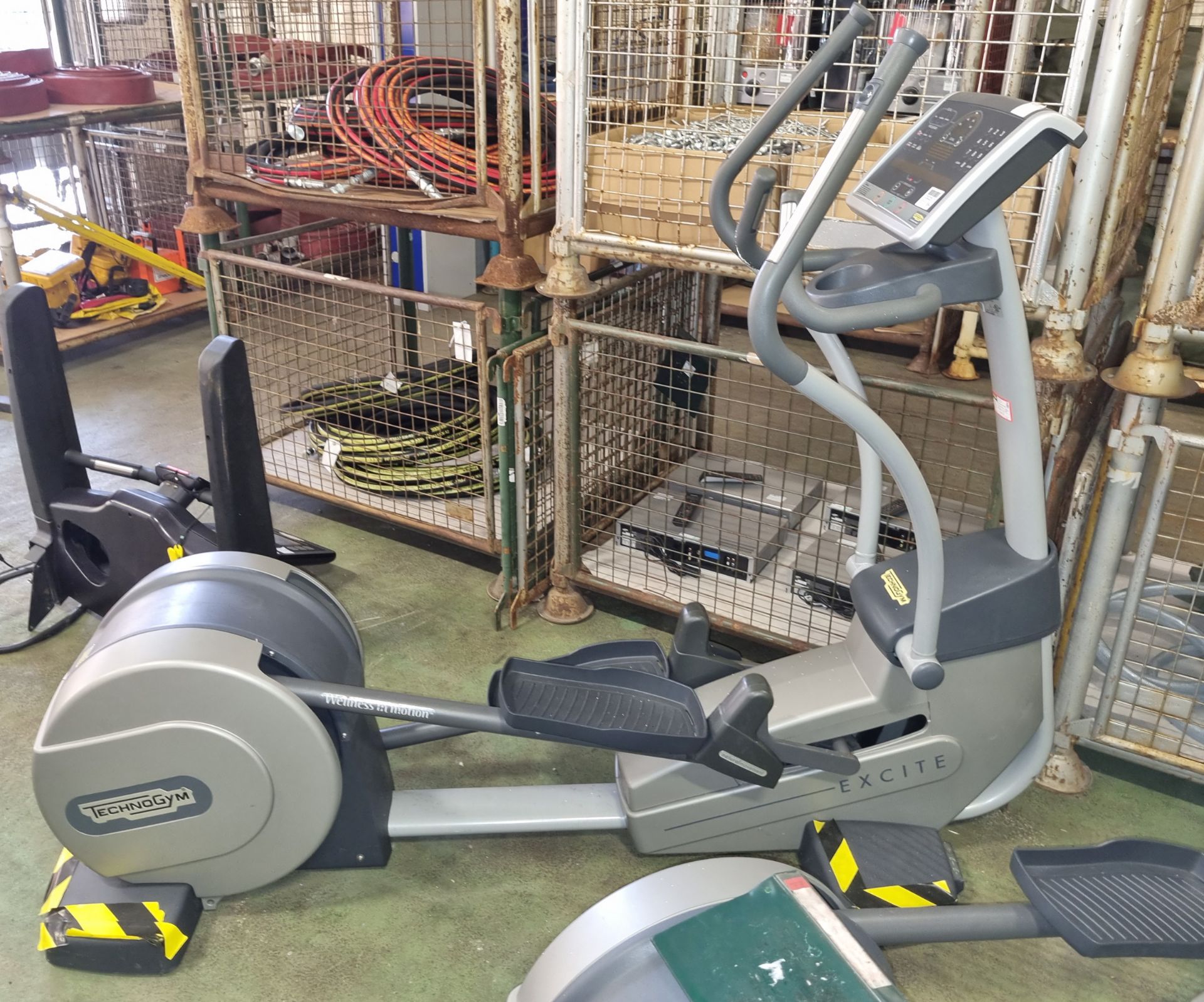 Technogym Excite cross trainer - L60 x W200 x H166cm - Image 2 of 5