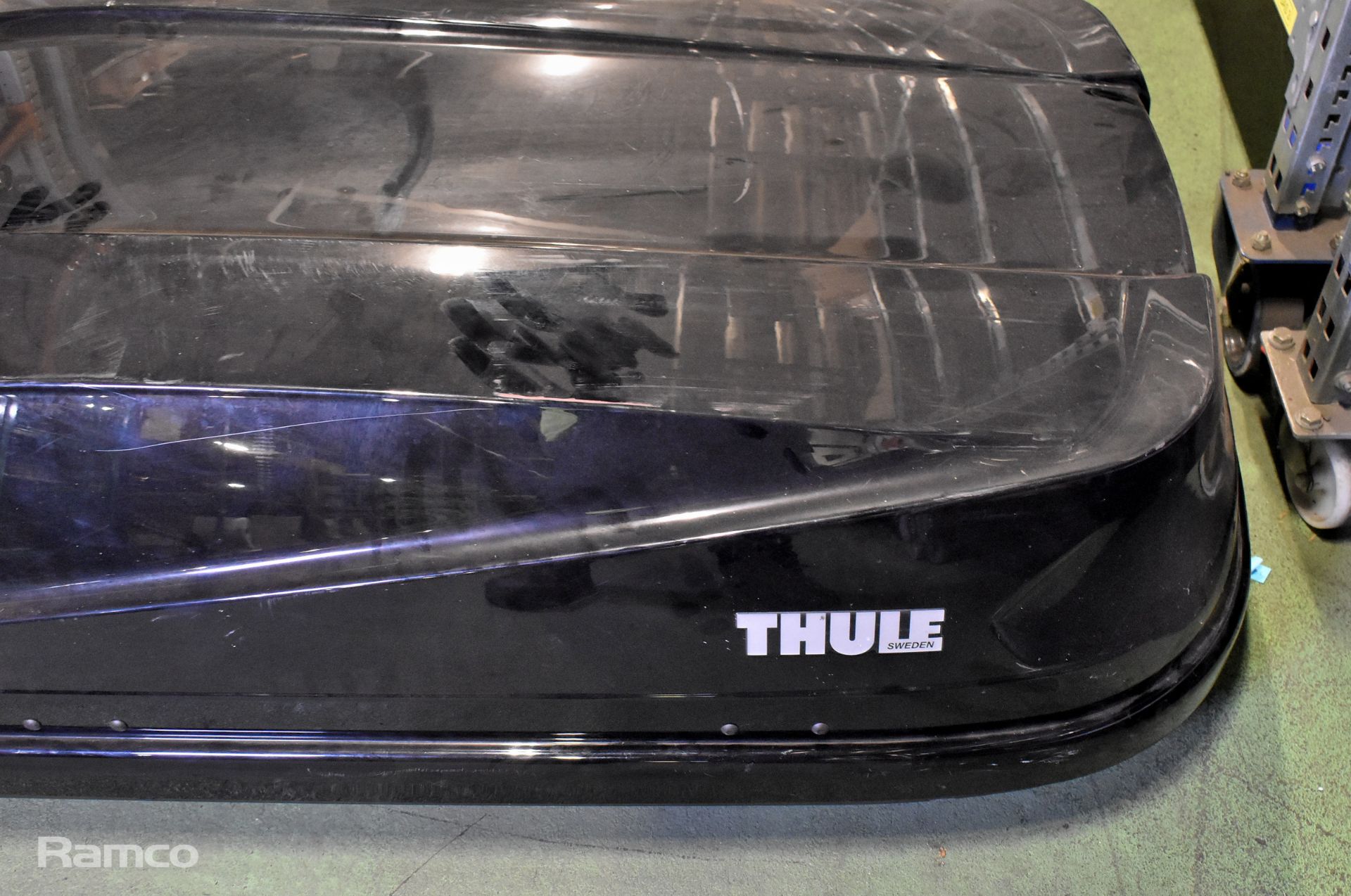 Thule Touring 200 roof box - volume: 400L, capacity: 50kg - Image 3 of 5