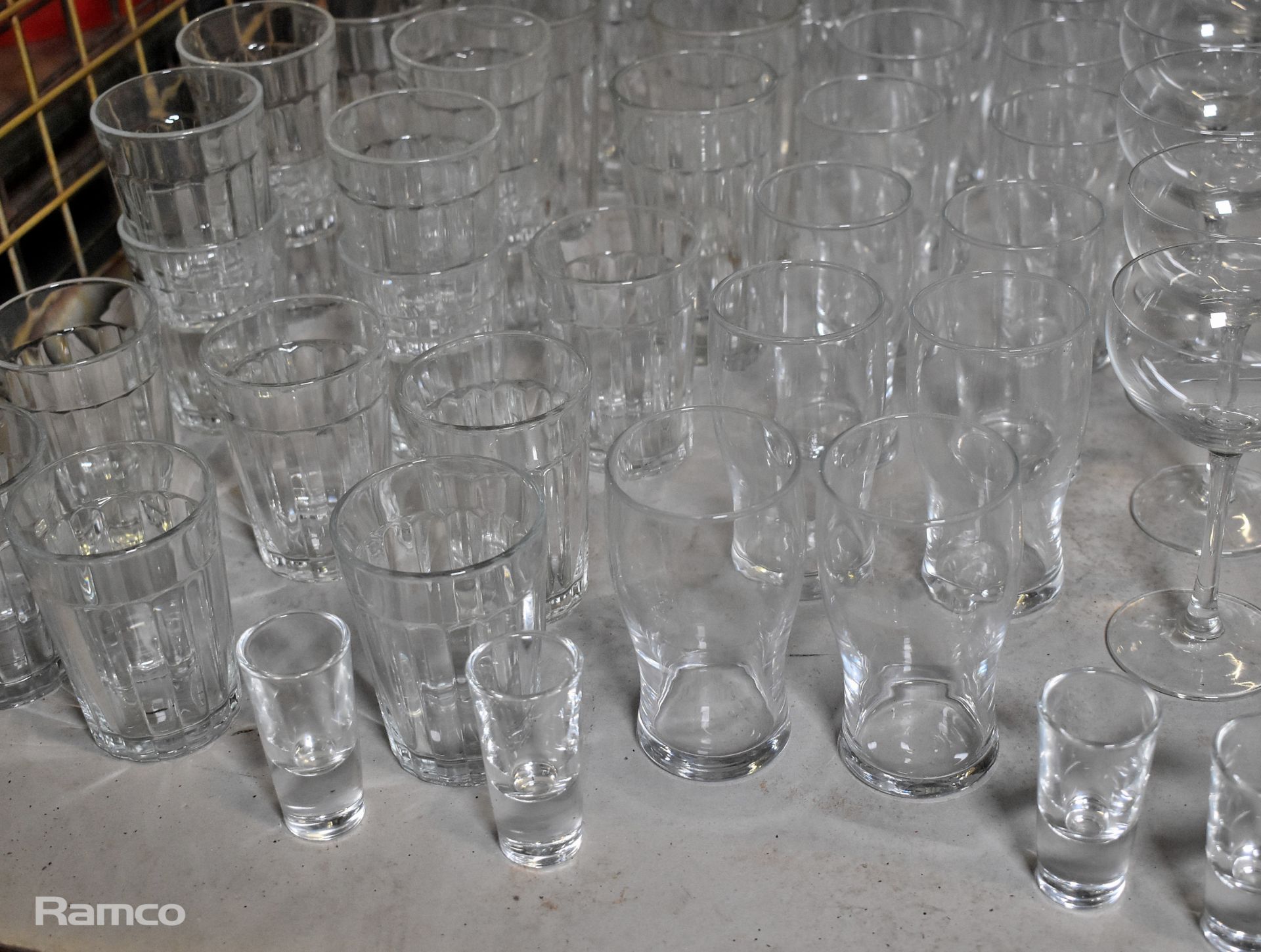 Drinking glasses of multiple types, shapes and capacities - Bild 2 aus 3