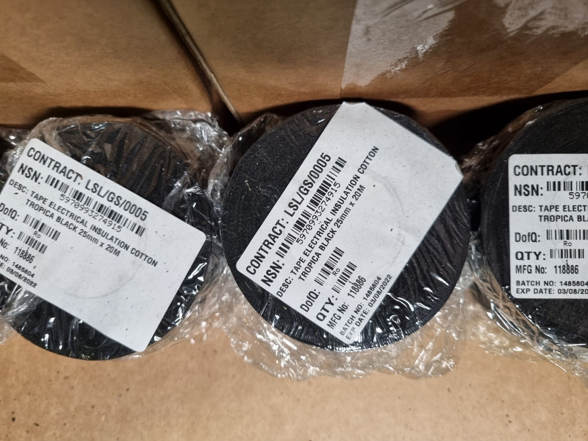 Various reels of adhesive - tan buff cloth, black electrical , white/red - Bild 6 aus 9