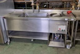 Stainless steel sink unit with waste disposal