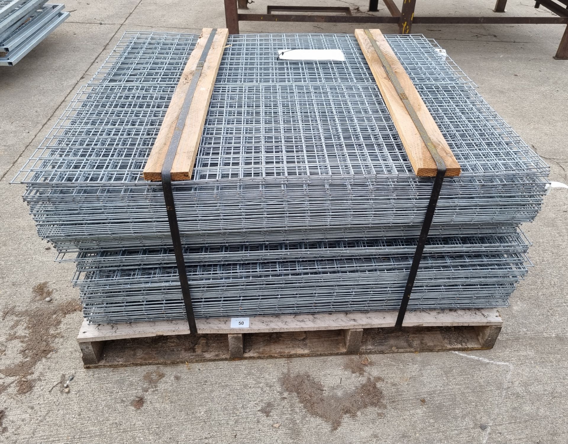 Approximately 188x Steel wire mesh assemblies - L 117 x W 51cm