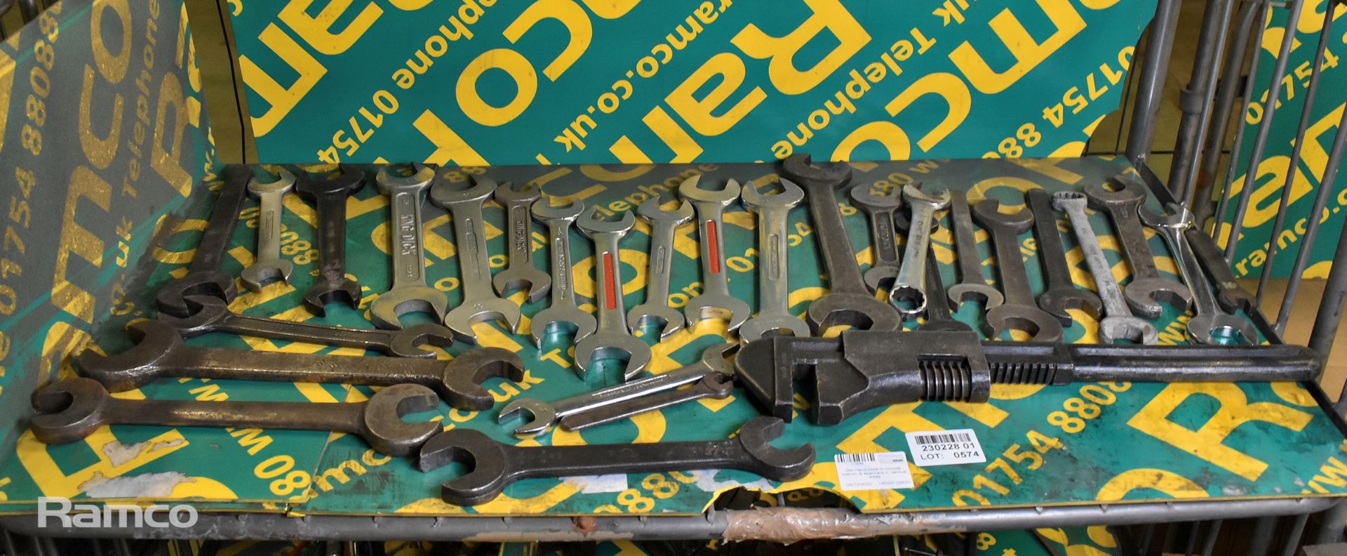 29x Hand tools to include wrench & spanners in various sizes