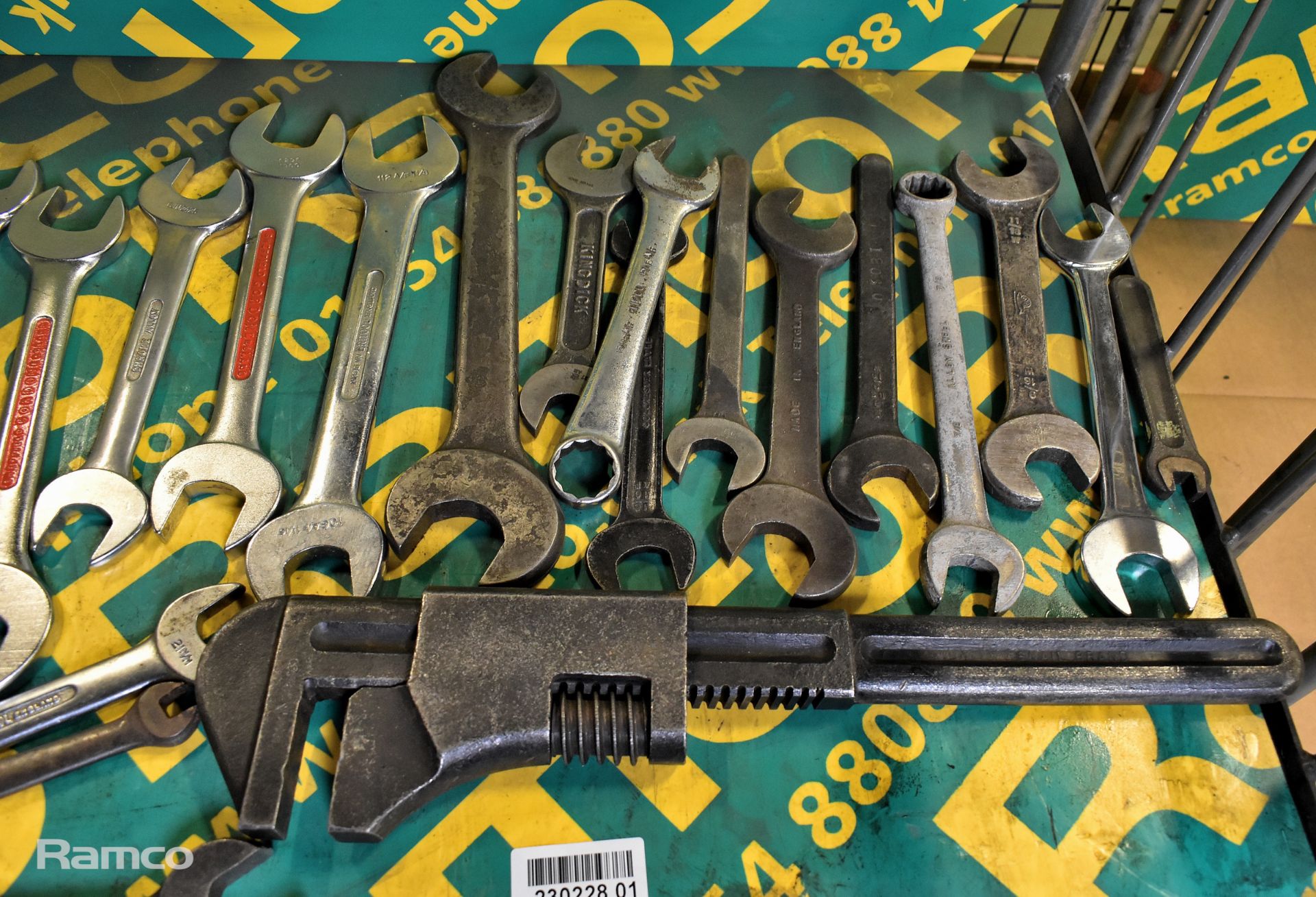 29x Hand tools to include wrench & spanners in various sizes - Image 3 of 3