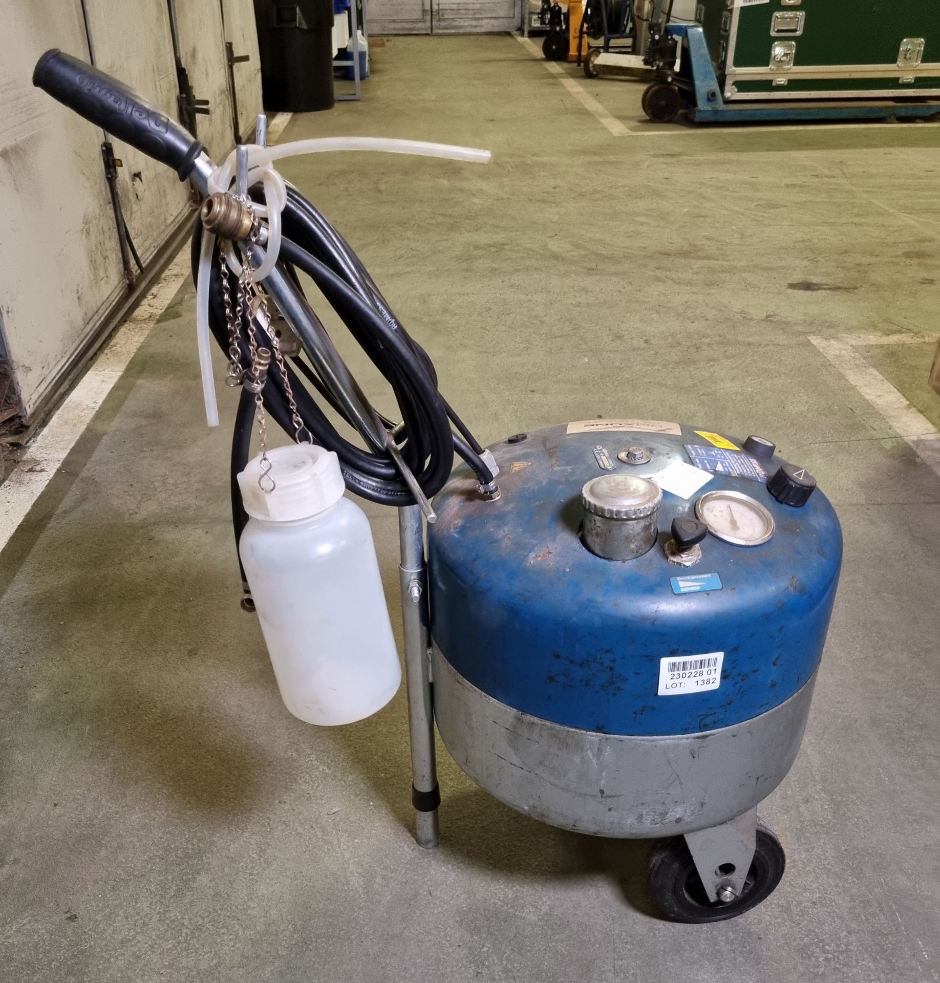 Rozone Sustainable Solutions Romess mobile brake bleeder