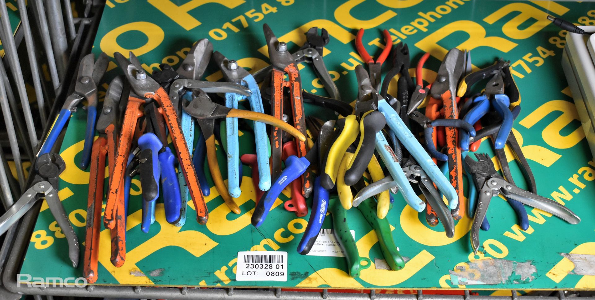 Tin snips and diagonal cutters, approx 30 pieces