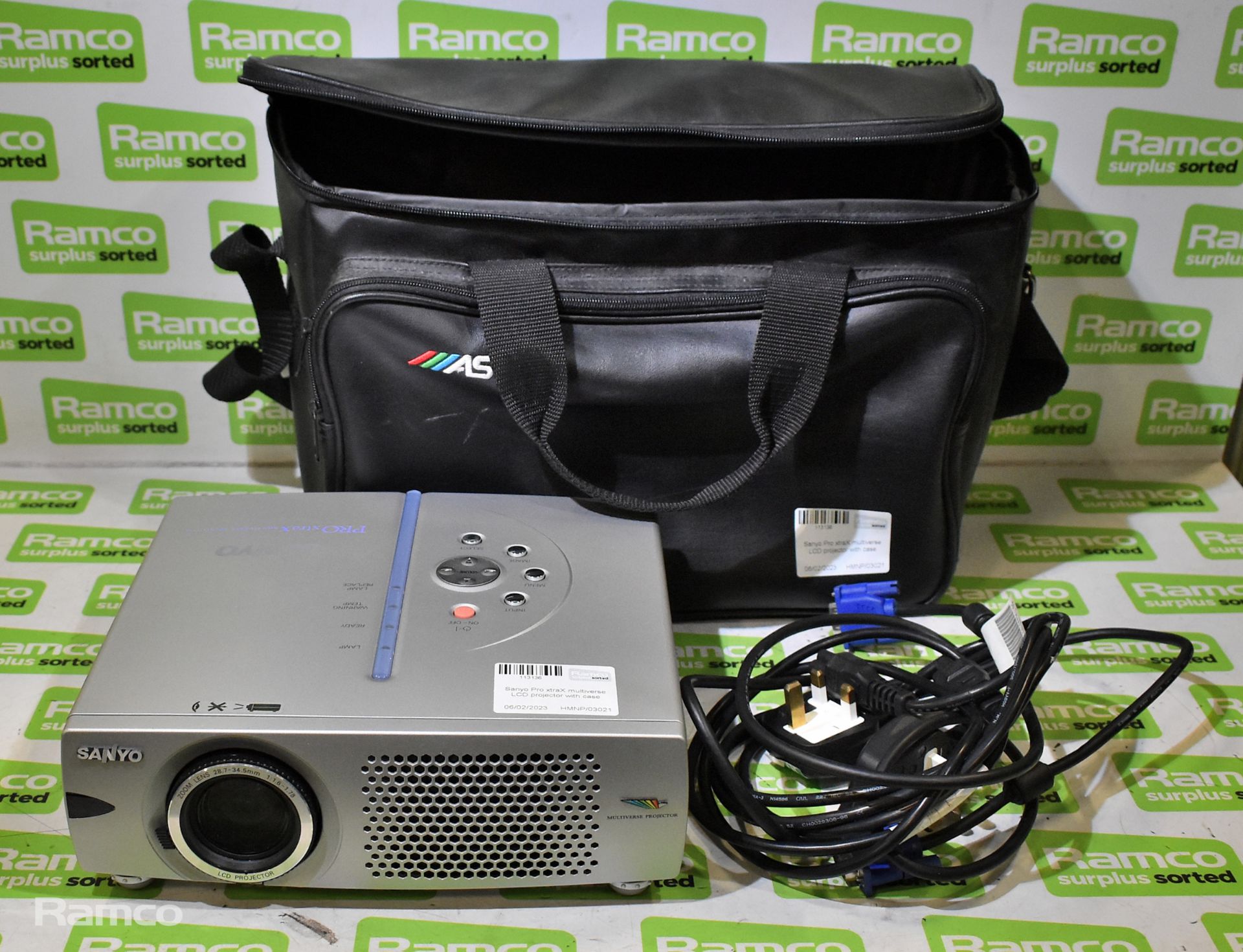 Sanyo Pro xtraX multiverse LCD projector with case