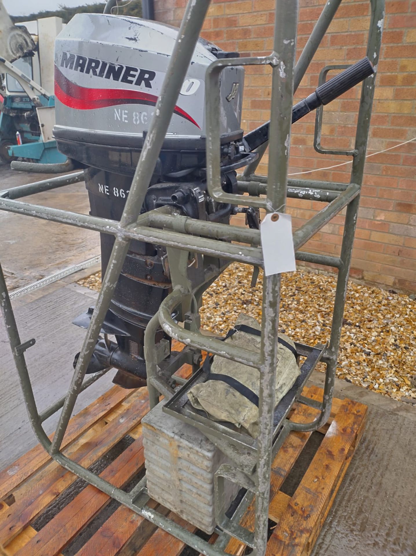 Mariner 20, 20Hp Outboard motor in travel cage with Barrus 5L fuel tank. Total hours 147 - Image 5 of 7
