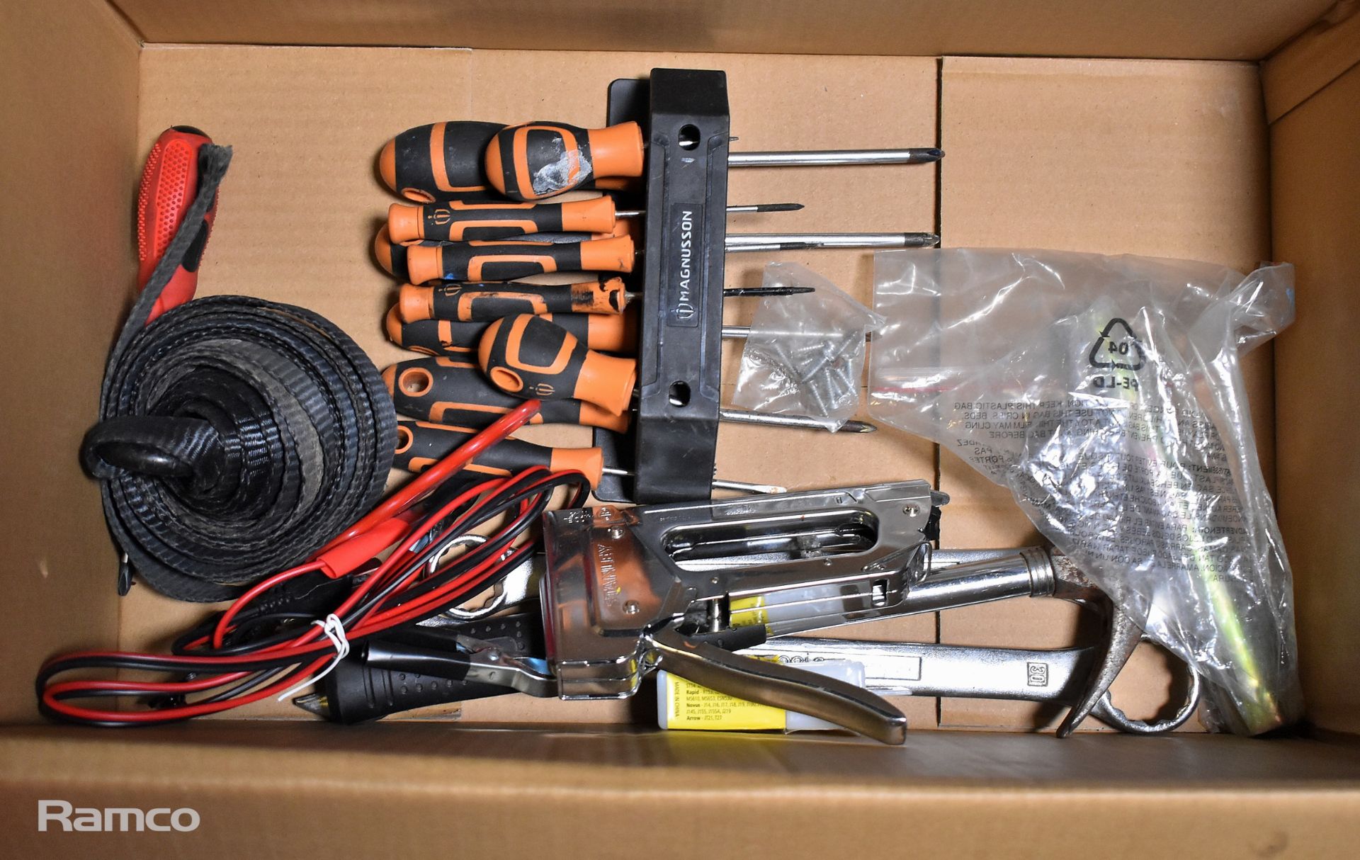 Maintenance equipment - hand tools, fasteners, gloves, spades, bow saw - Bild 2 aus 7
