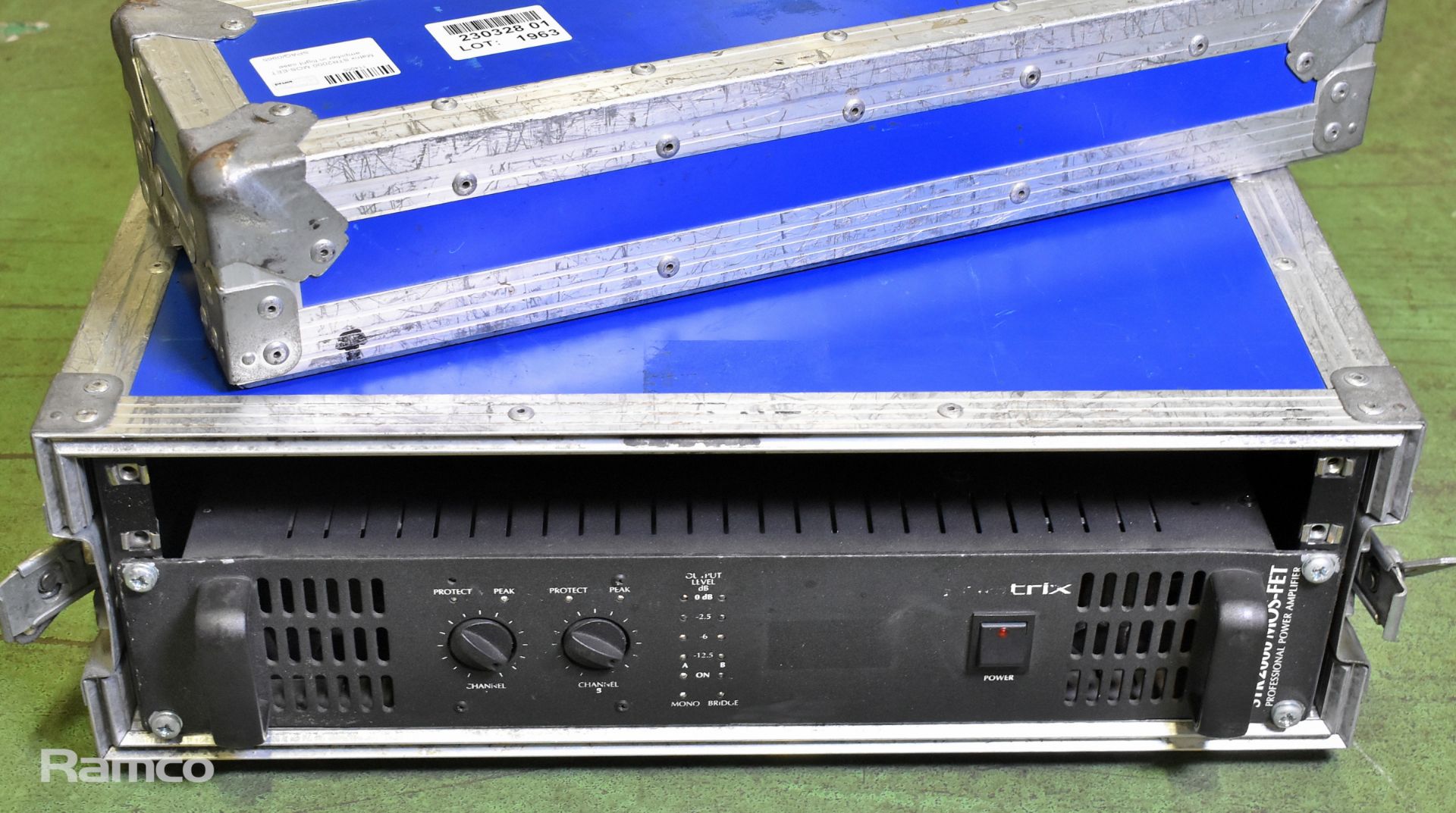 Matrix STR 2000 MOS-FET amplifier in flight case - Image 2 of 5