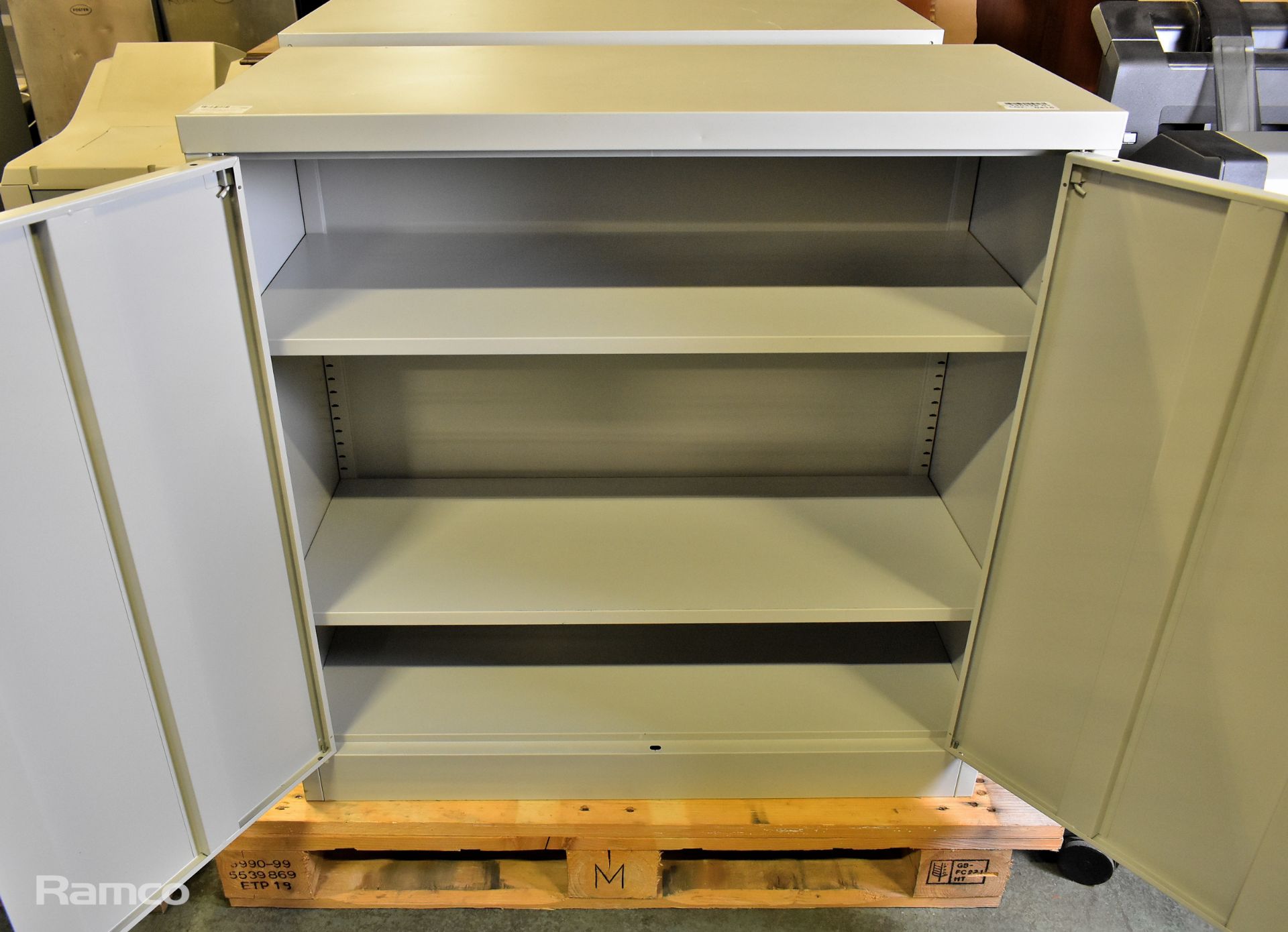 Metal cabinet with shelves and 2 lockable doors - 90 x 40 x 90cm - Image 3 of 3