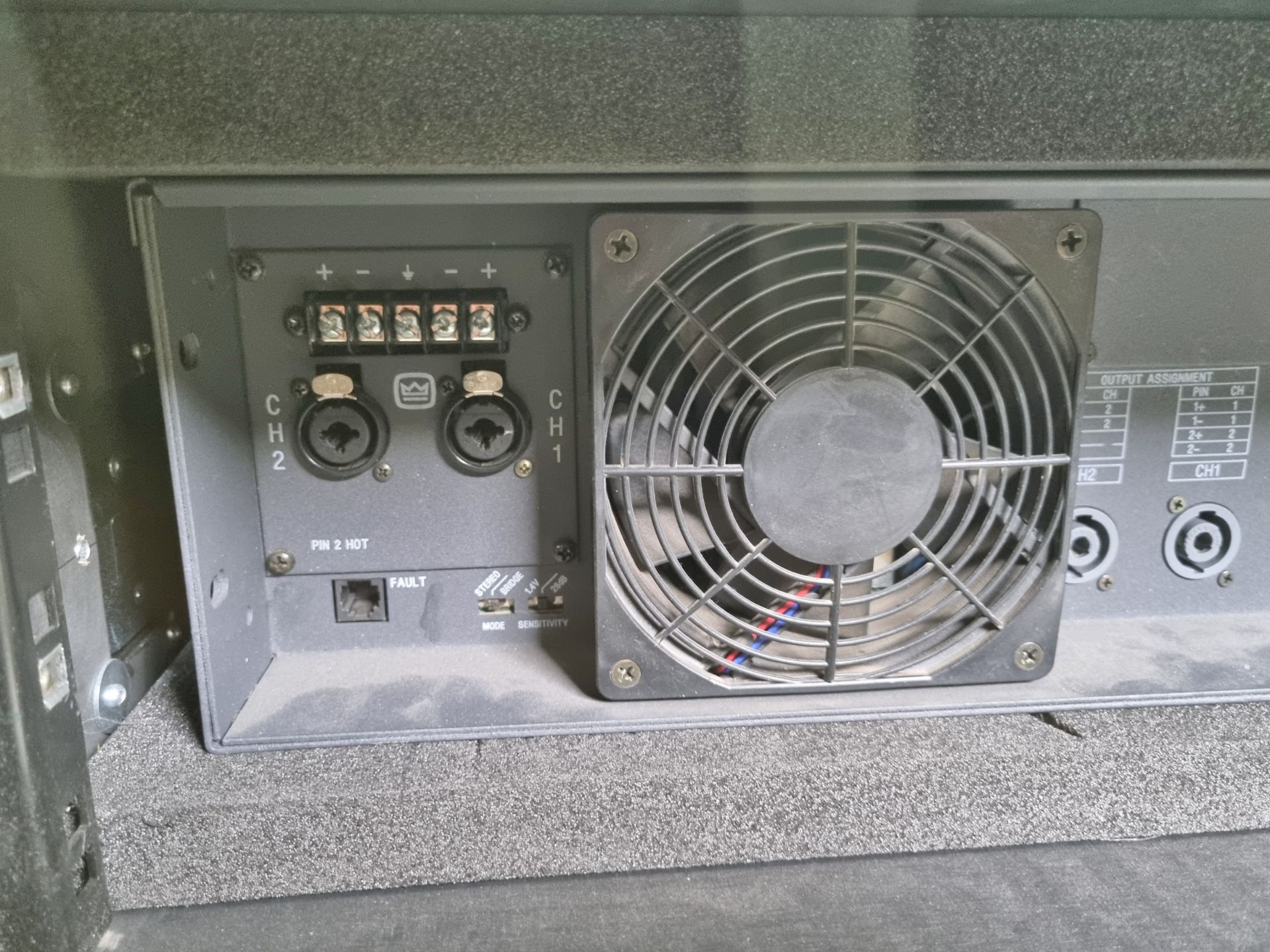 Crown CE2000A amplifier in flight case - Image 5 of 7