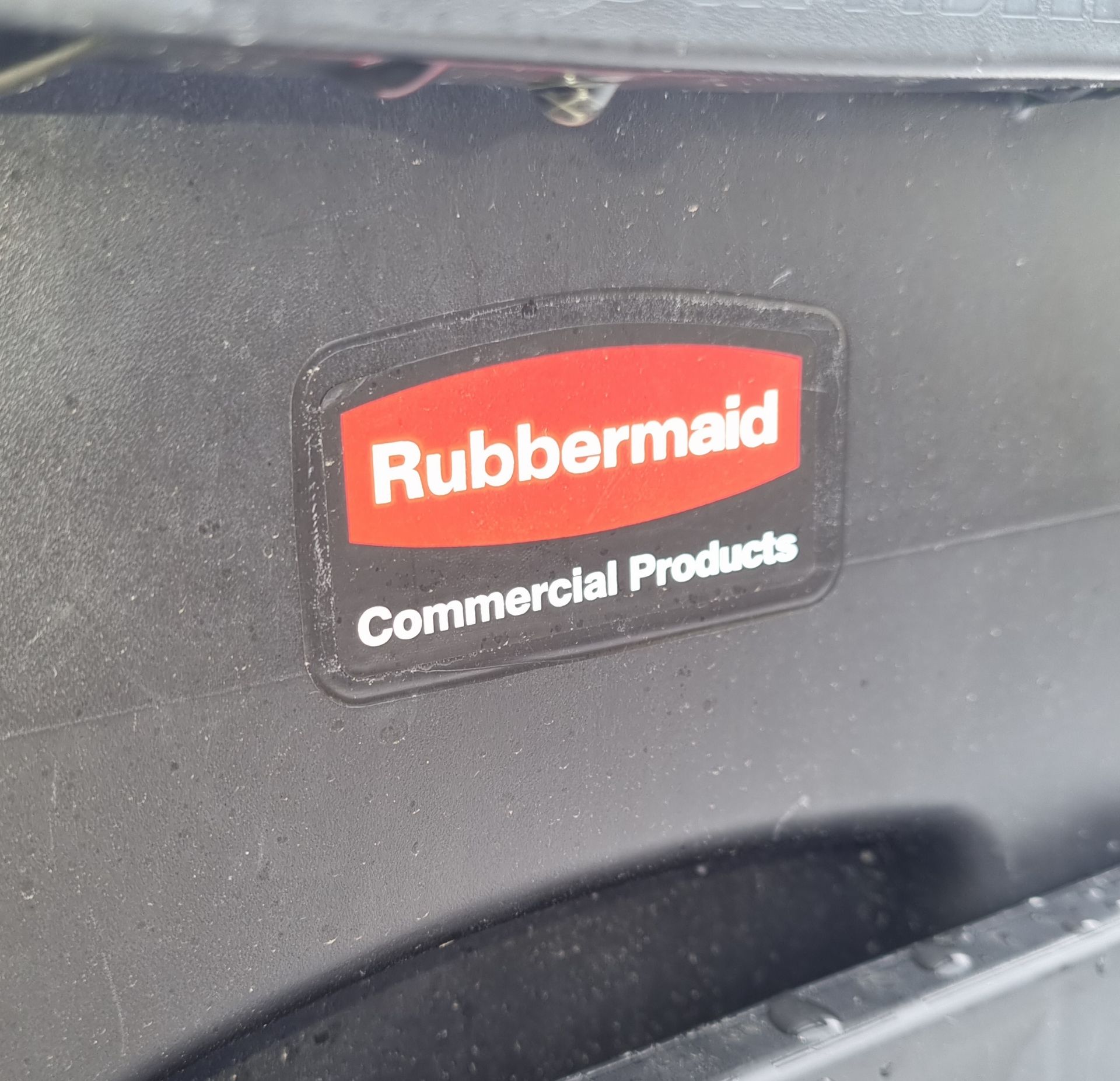 5x Rubbermaid Slim Jim 61L storage bins - dimensions: 55 x 27 x 63cm - Image 2 of 2