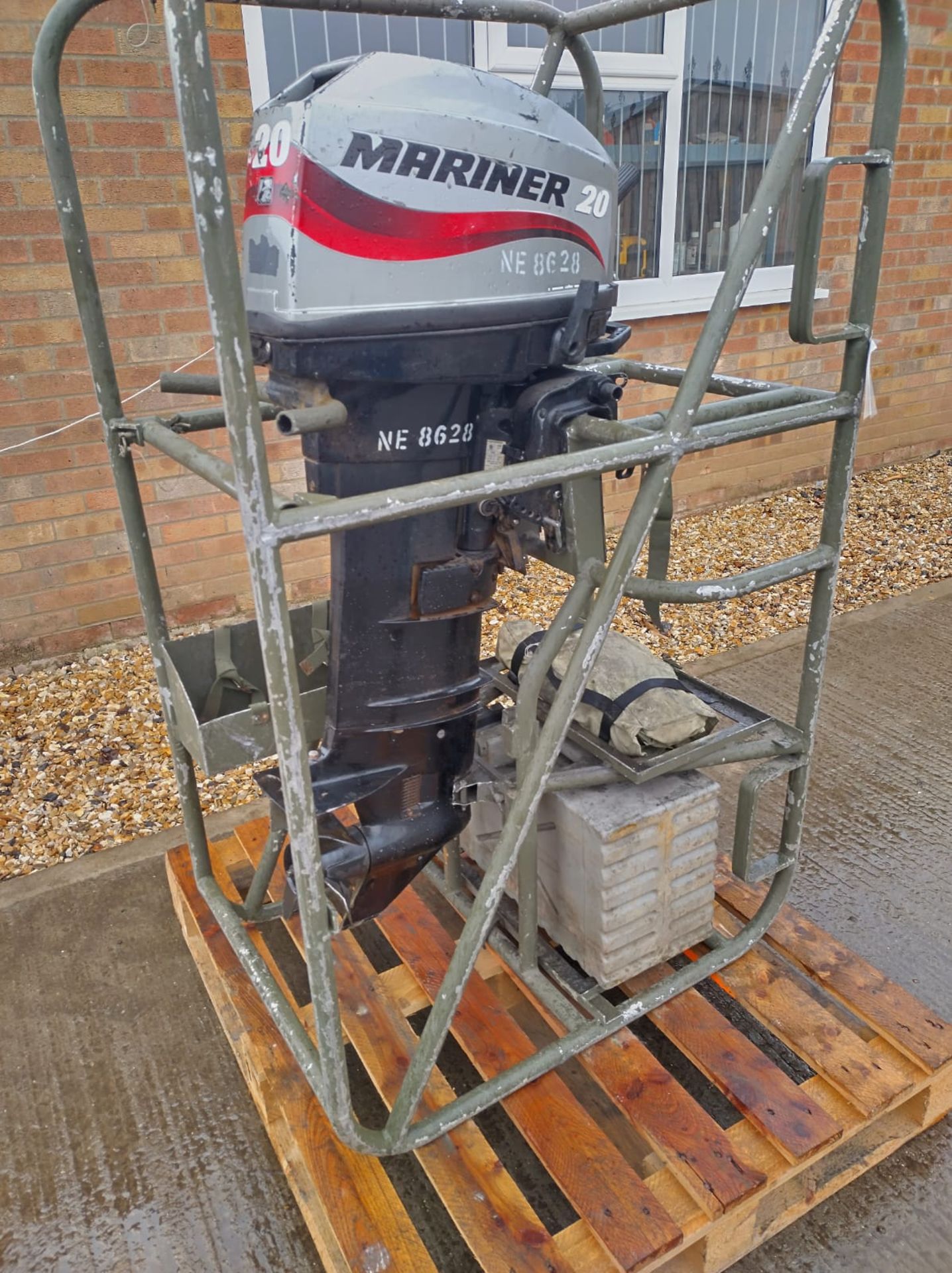 Mariner 20, 20Hp Outboard motor in travel cage with Barrus 5L fuel tank. Total hours 147 - Bild 4 aus 7