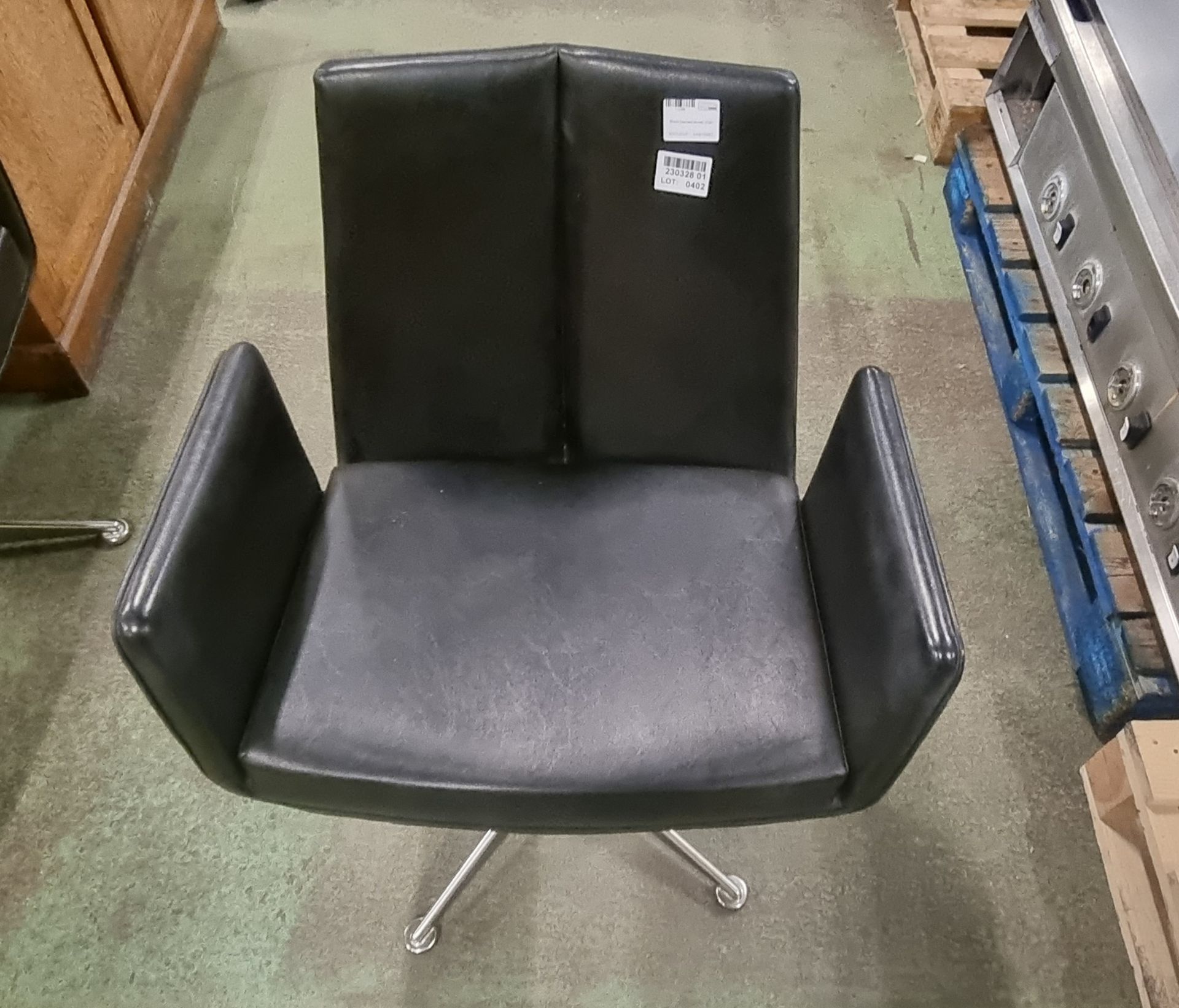 Black padded swivel chair - Image 2 of 3