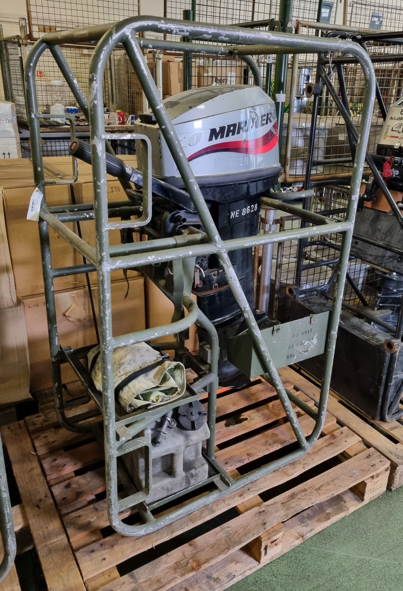 Mariner 20, 20Hp Outboard motor in travel cage with Barrus 5L fuel tank. Total hours 147 - Bild 2 aus 7