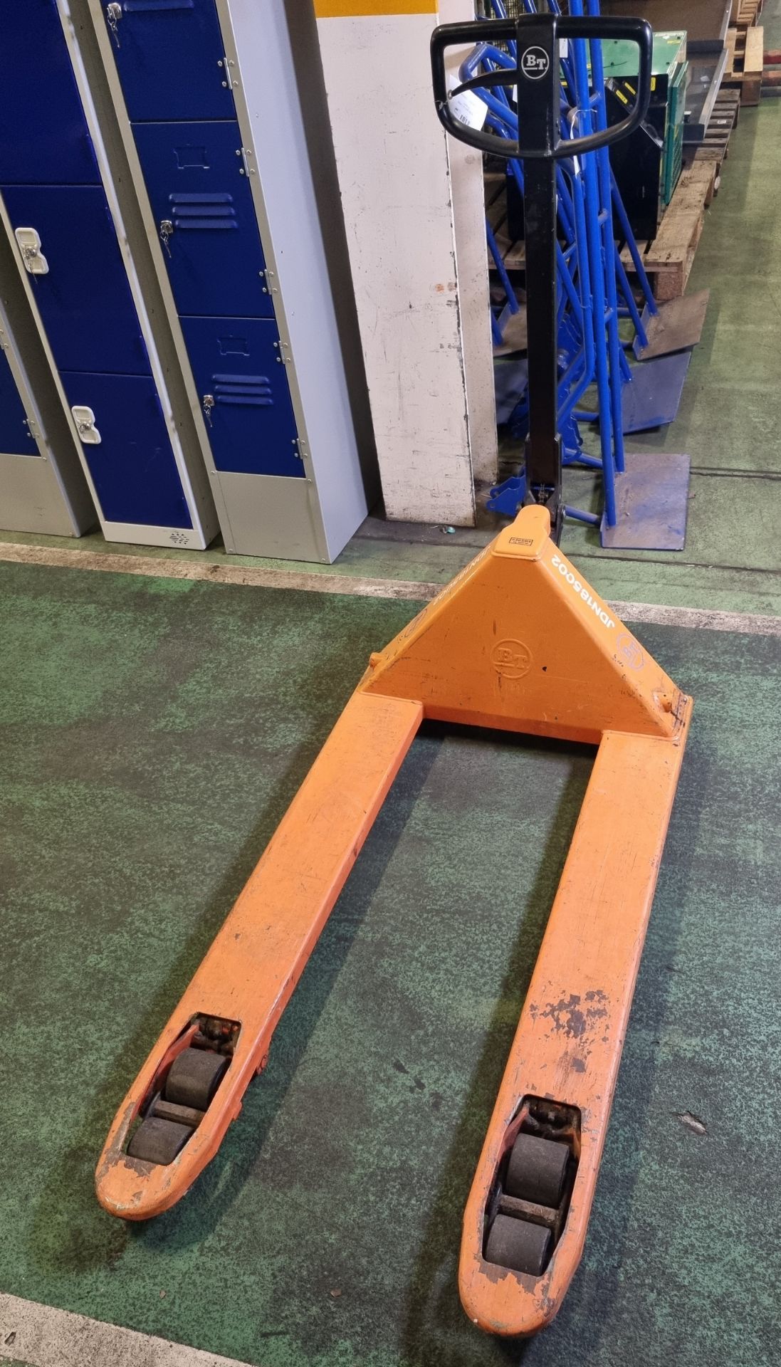 BT lifter pallet truck, 2,300kg lift capacity - Image 2 of 3