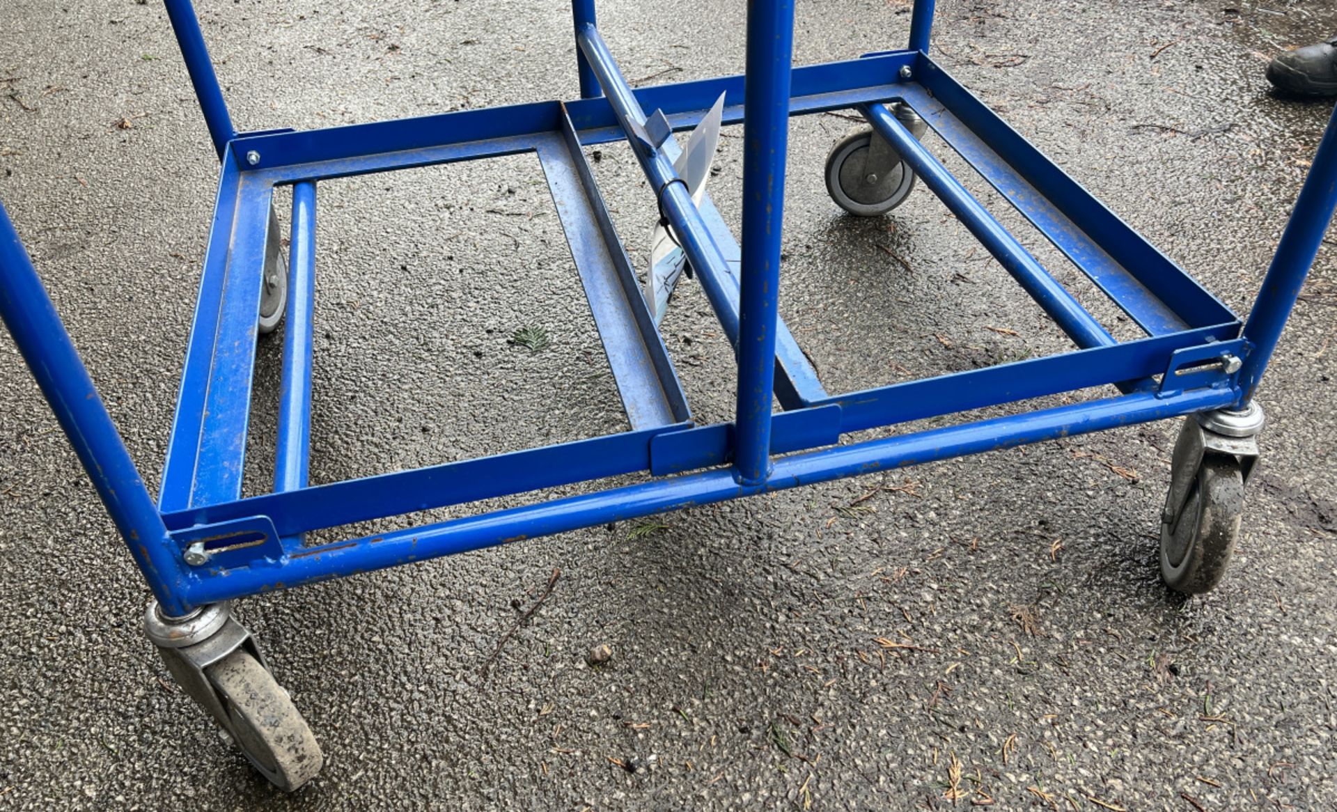 Blue wheeled trolley with shelves for tote boxes - L 120 x W 70 x H 90 cm - Image 3 of 3