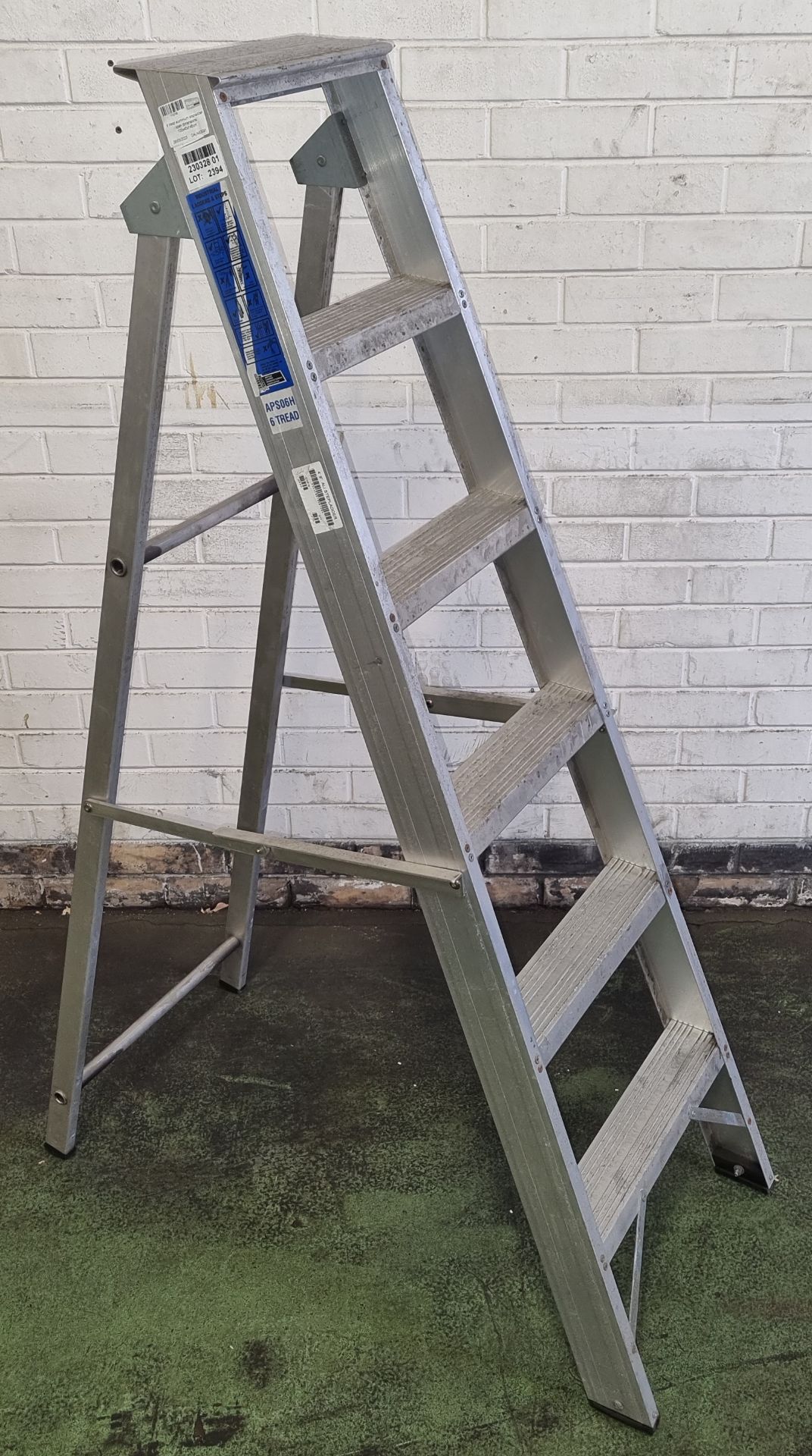 6 tread aluminium step ladder - open dimensions 100 x 45 x 145cm