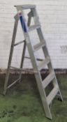 6 tread aluminium step ladder - open dimensions 100 x 45 x 145cm