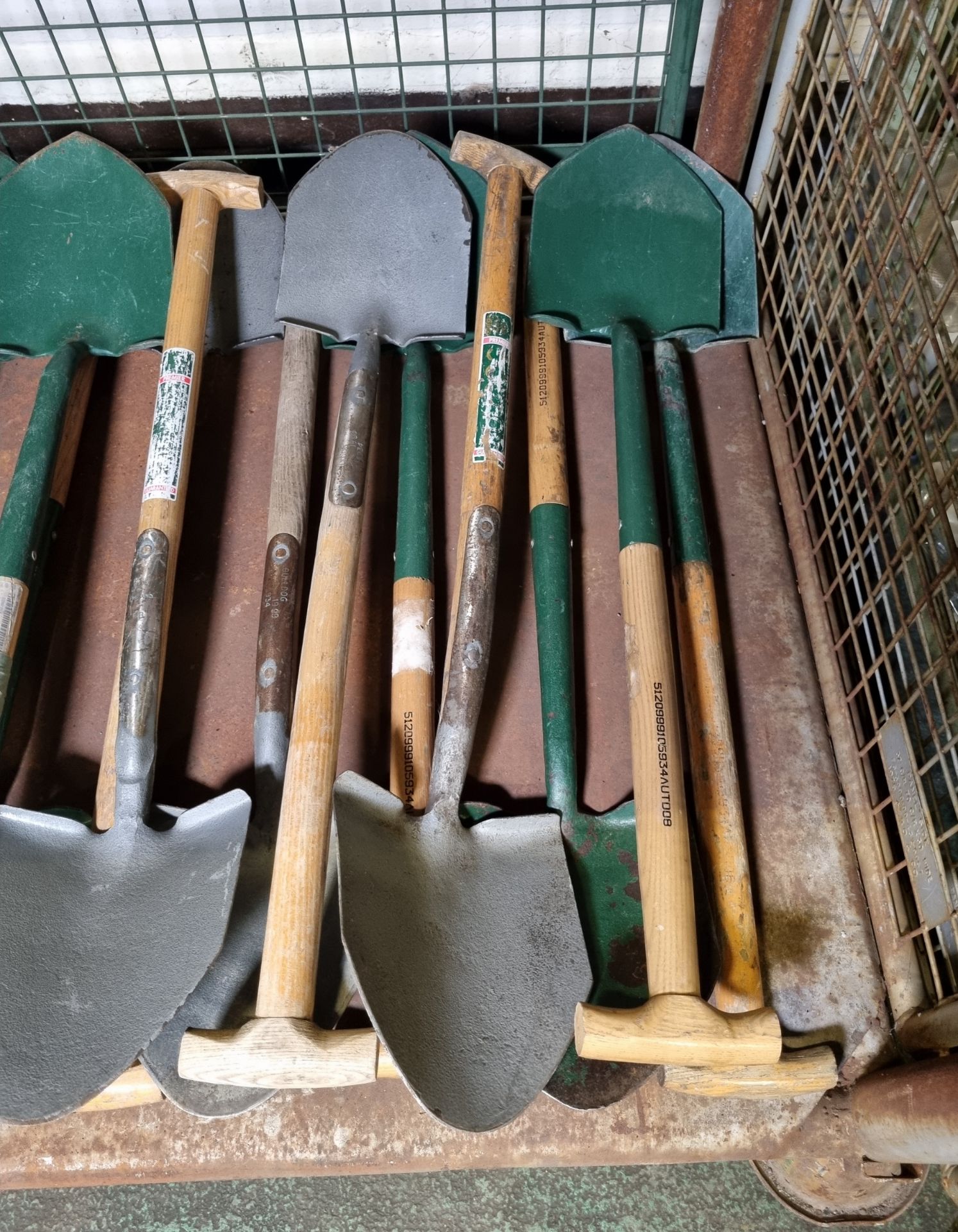 16x Wooden handle Round head shovels - Image 3 of 4