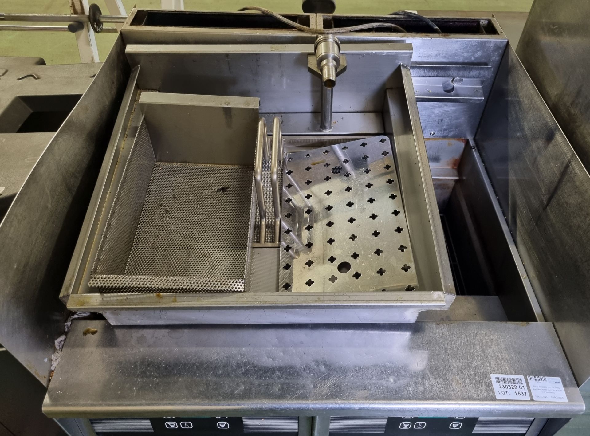 Pitco Frialator Inc. SGH50 stainless steel twin tank fryer (no baskets)- 8300mm W - Image 3 of 6