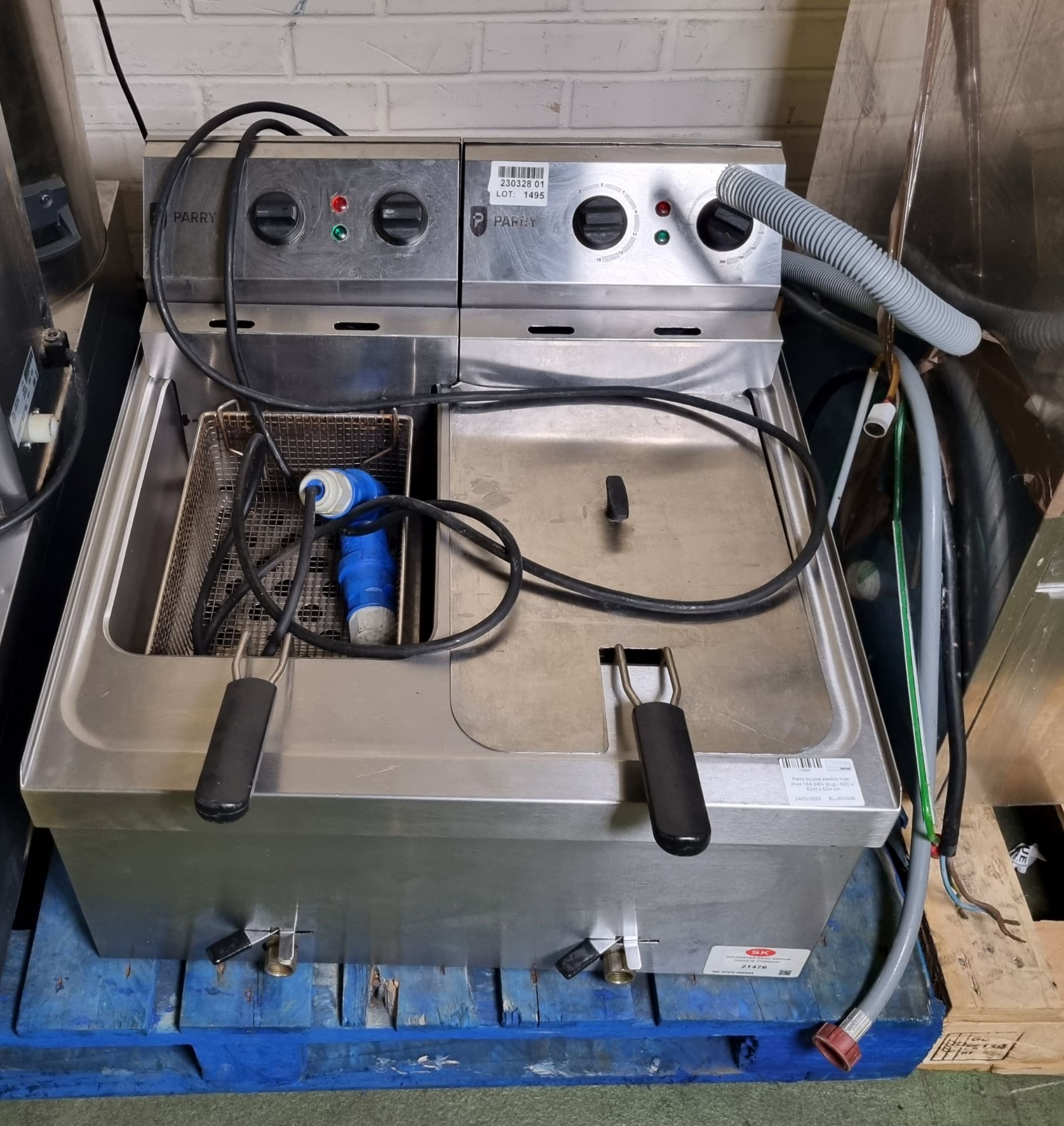 Parry double electric fryer IP44 16A 240v plug - 60D x 60W x 50H cm - Image 2 of 5