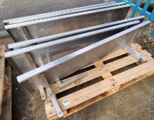 4x Stainless steel shelves - 134 x 32 x 38cm, 2x Stainless steel shelves - 120 x 30 x 25cm