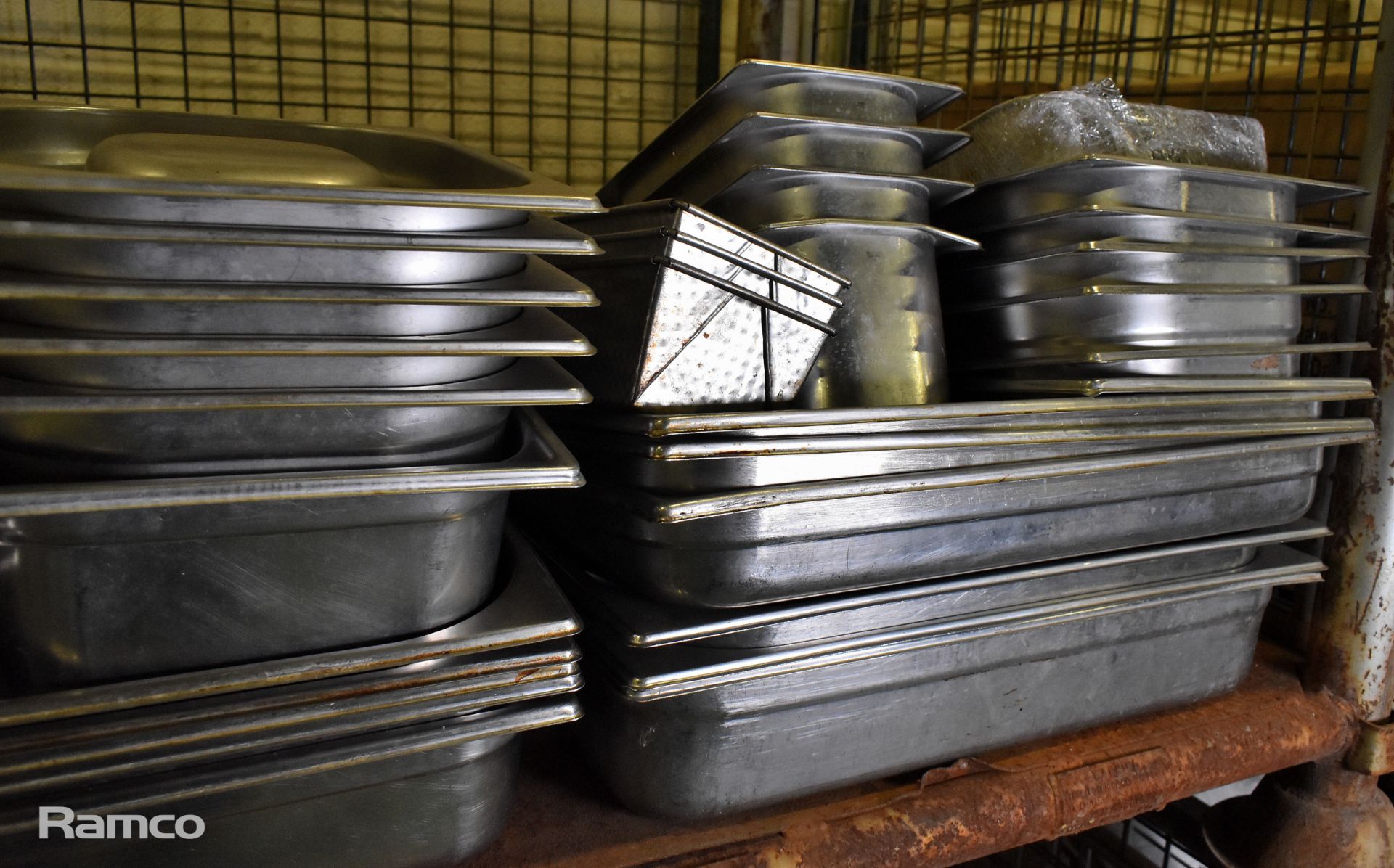 Catering equipment - bain marie trays (multiple sizes), serving trays, oven trays - Image 3 of 6