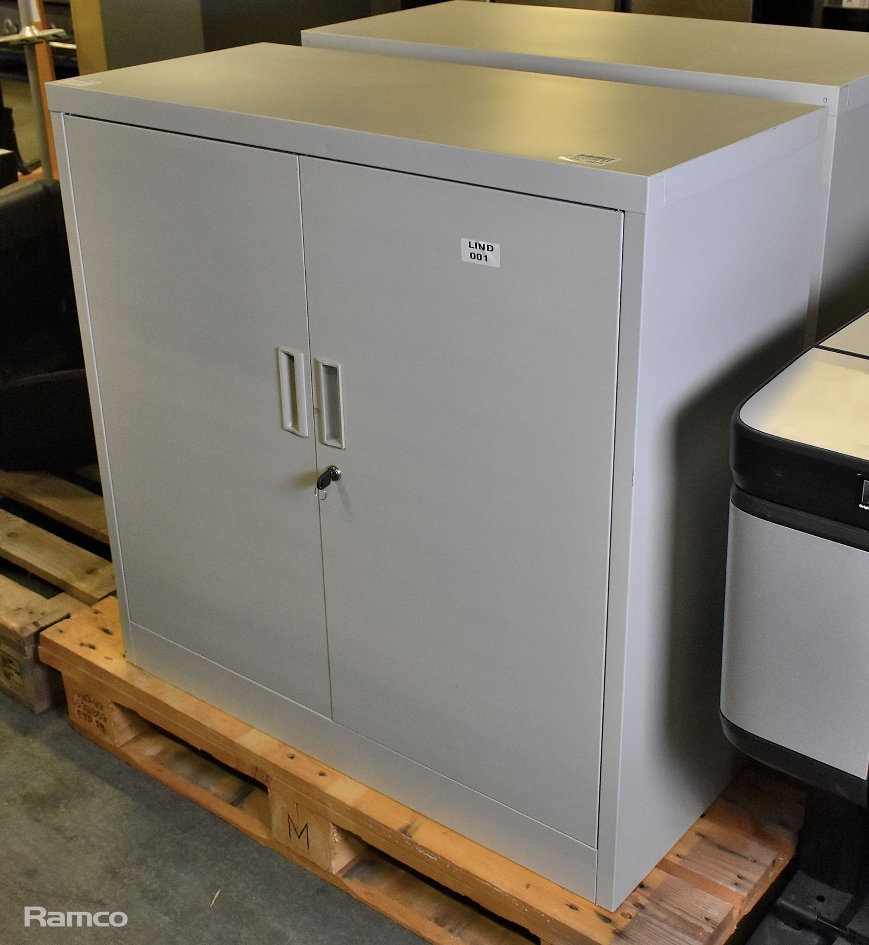 Metal cabinet with shelves and 2 lockable doors - 90 x 40 x 90cm - Image 2 of 3