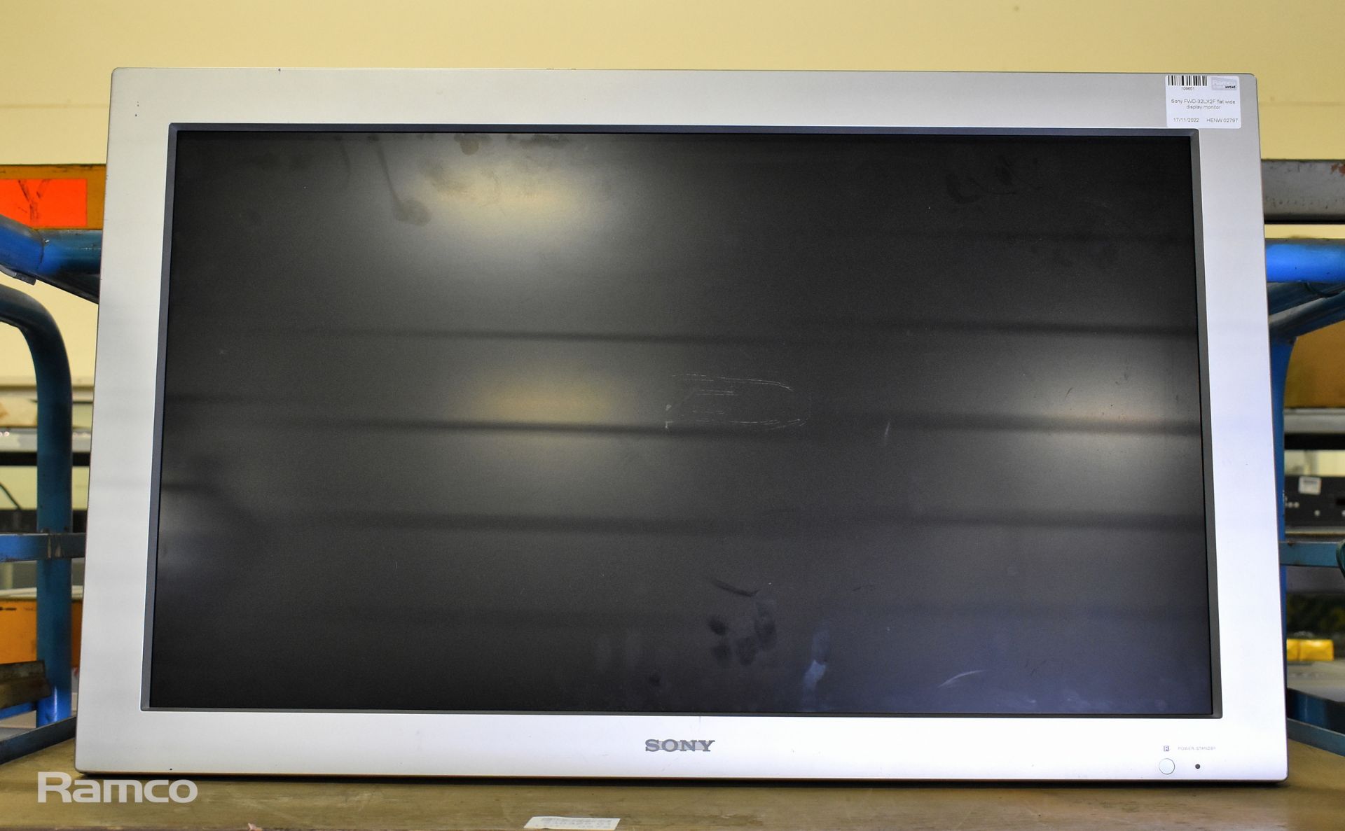 BENQ GL2250-T 22 inch monitor - slight scratches, Sony FWD-32LX2F flat wide display monitor - Image 8 of 10