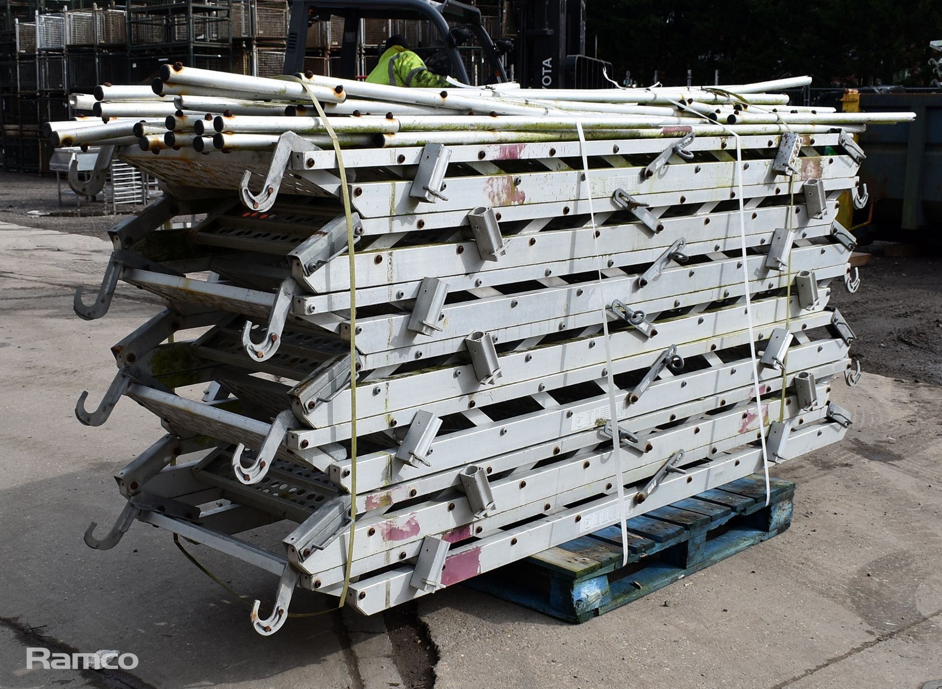 7x sets of Universal 9 tread aluminium scaffolding stairs with guard rails - Image 4 of 7