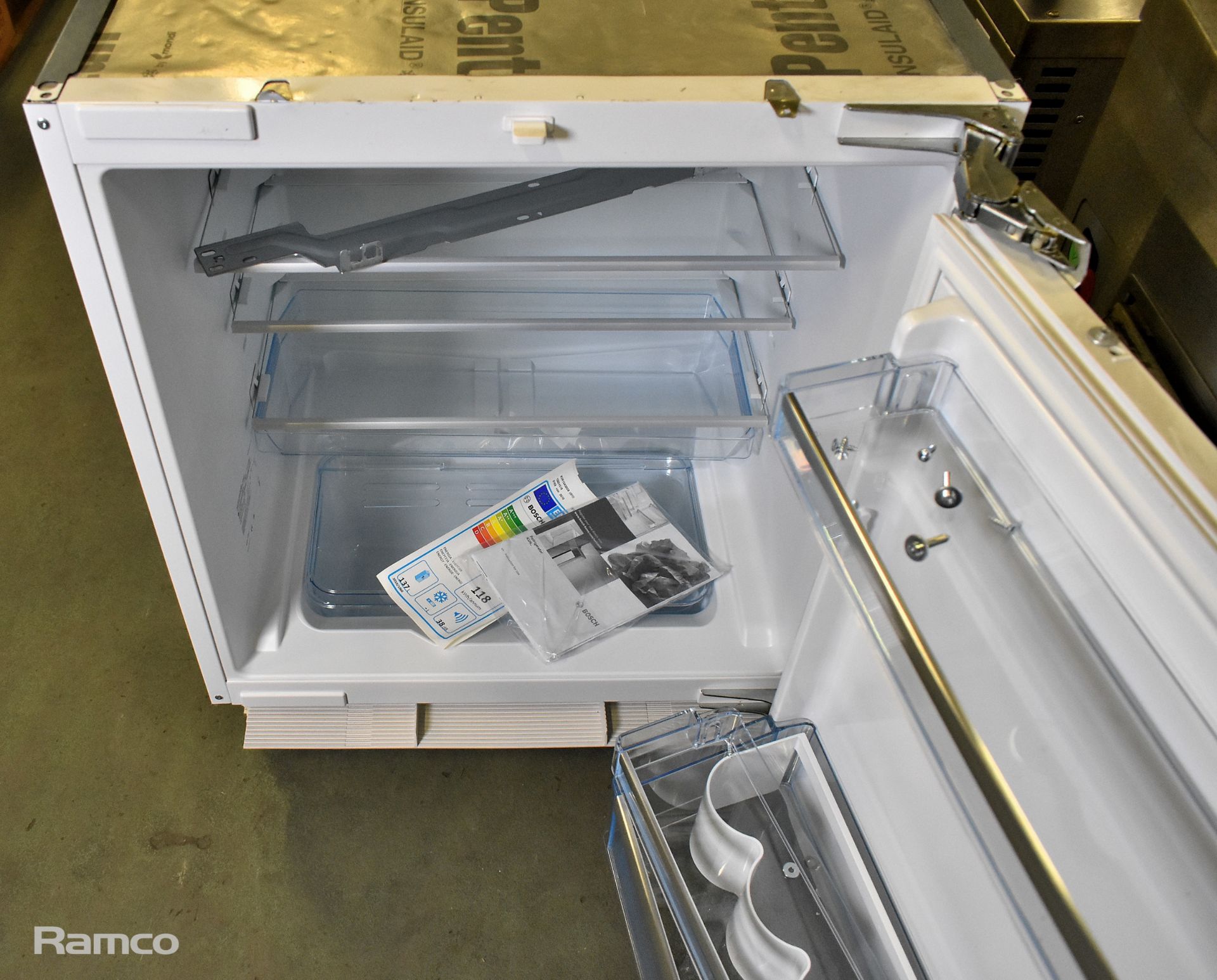 Bosch KUR15A50GB Integrated fridge with 137 litre capacity, 250V - L60 x W56 x H83cm - Image 2 of 7
