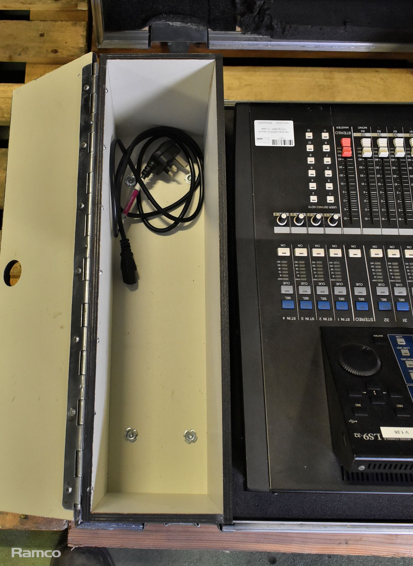 Yamaha LS932CH sound mixing desk - in case - Image 8 of 9