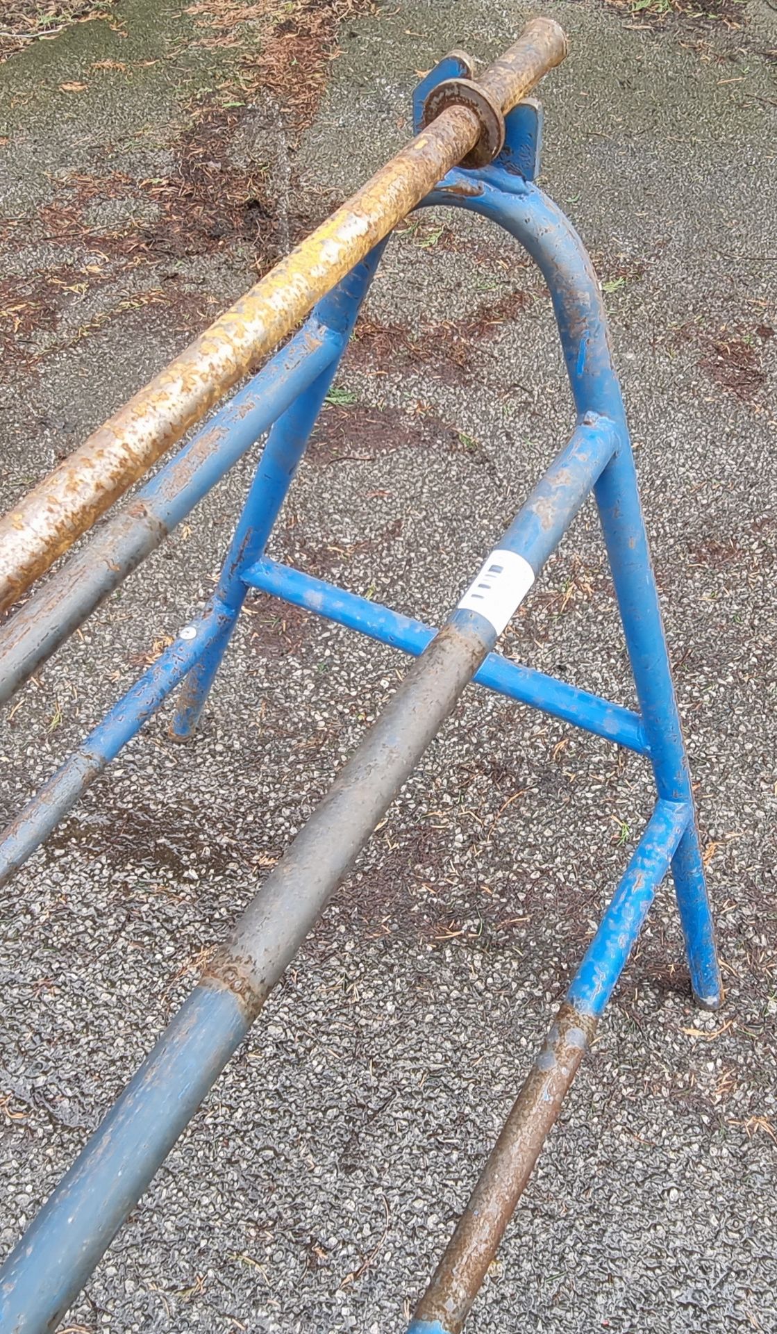 Workshop engineering blue steel trestle & rolling bar - L 185 x W 75 x H 96 cm - Image 3 of 3