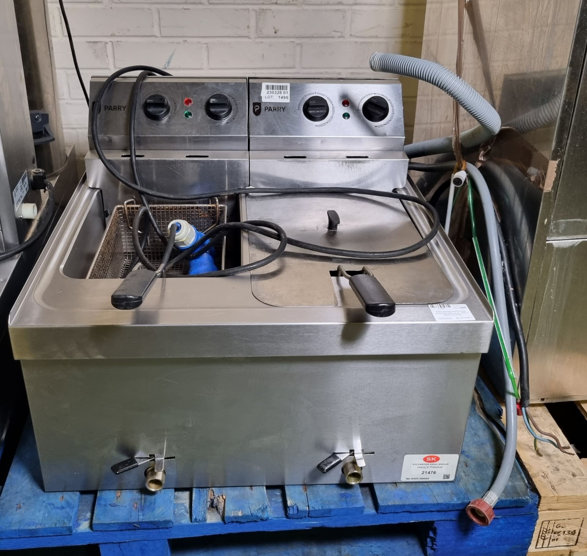 Parry double electric fryer IP44 16A 240v plug - 60D x 60W x 50H cm - Image 3 of 5