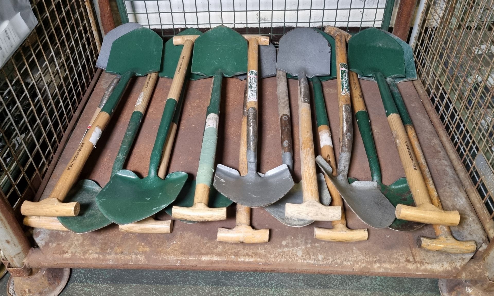 16x Wooden handle Round head shovels - Image 2 of 4