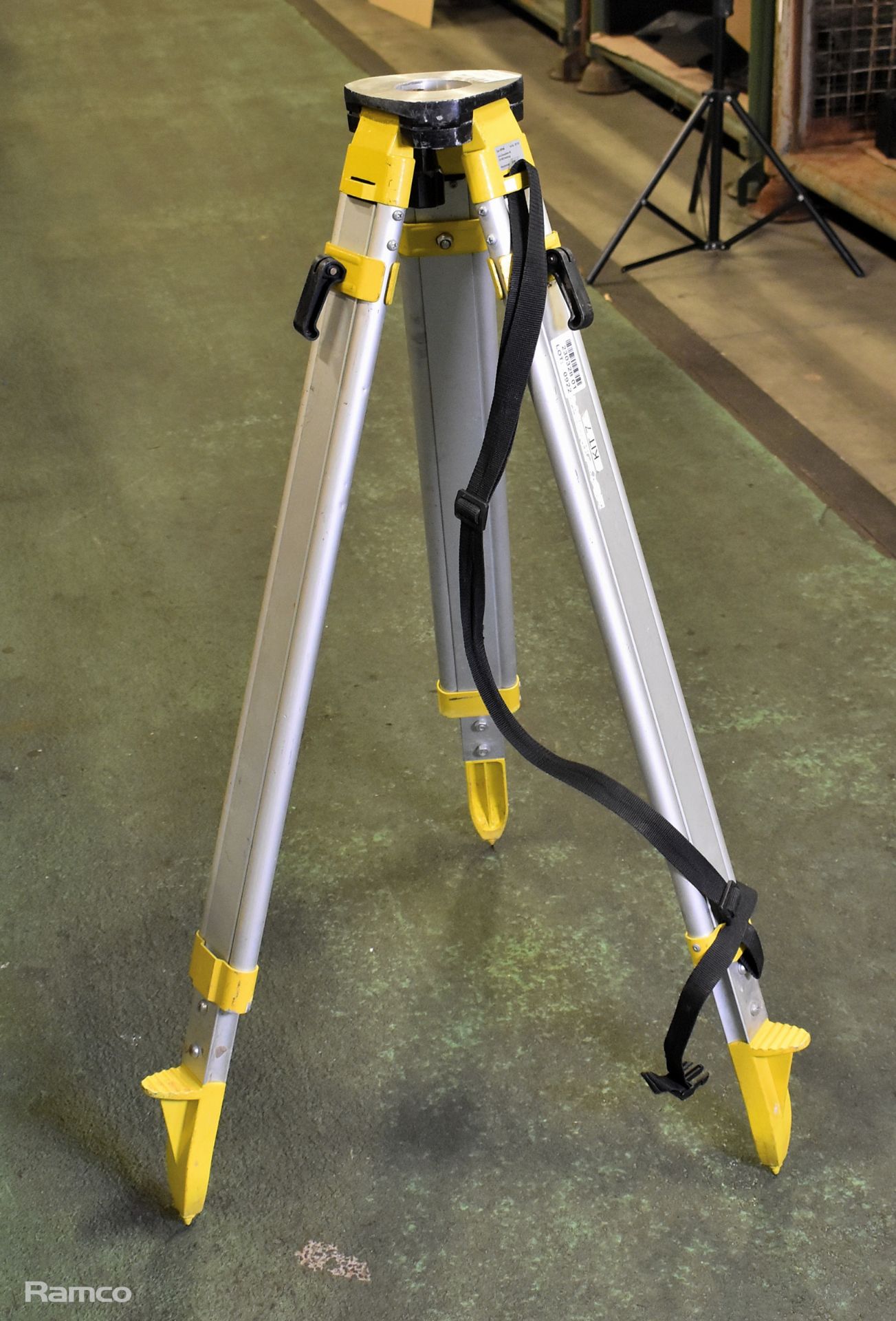 Leica Geosystems CTP104 surveying tripod - Image 2 of 4