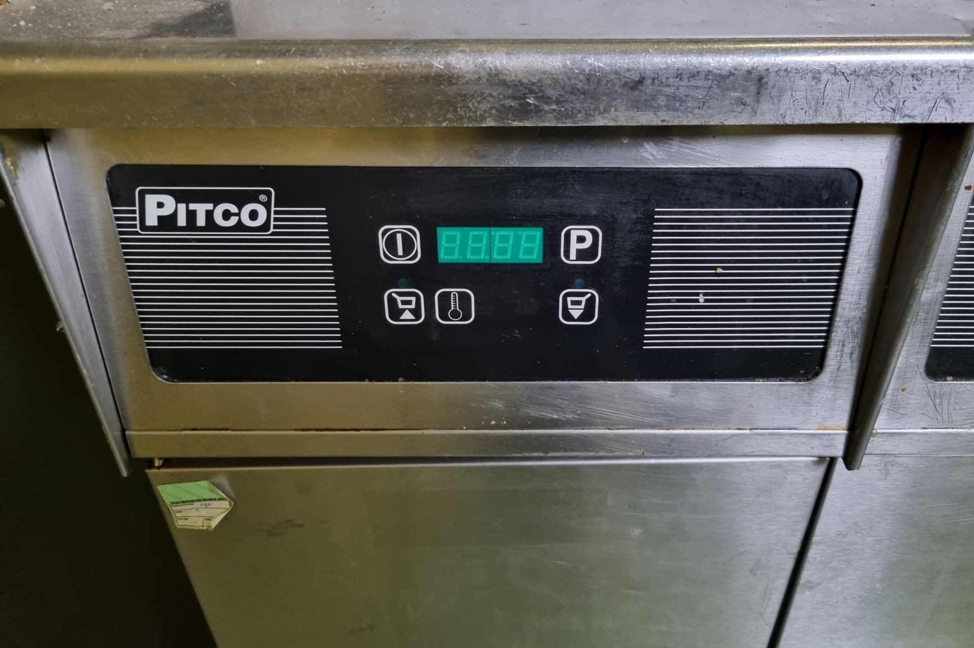 Pitco Frialator Inc. SGH50 stainless steel twin tank fryer (no baskets)- 8300mm W - Image 4 of 6