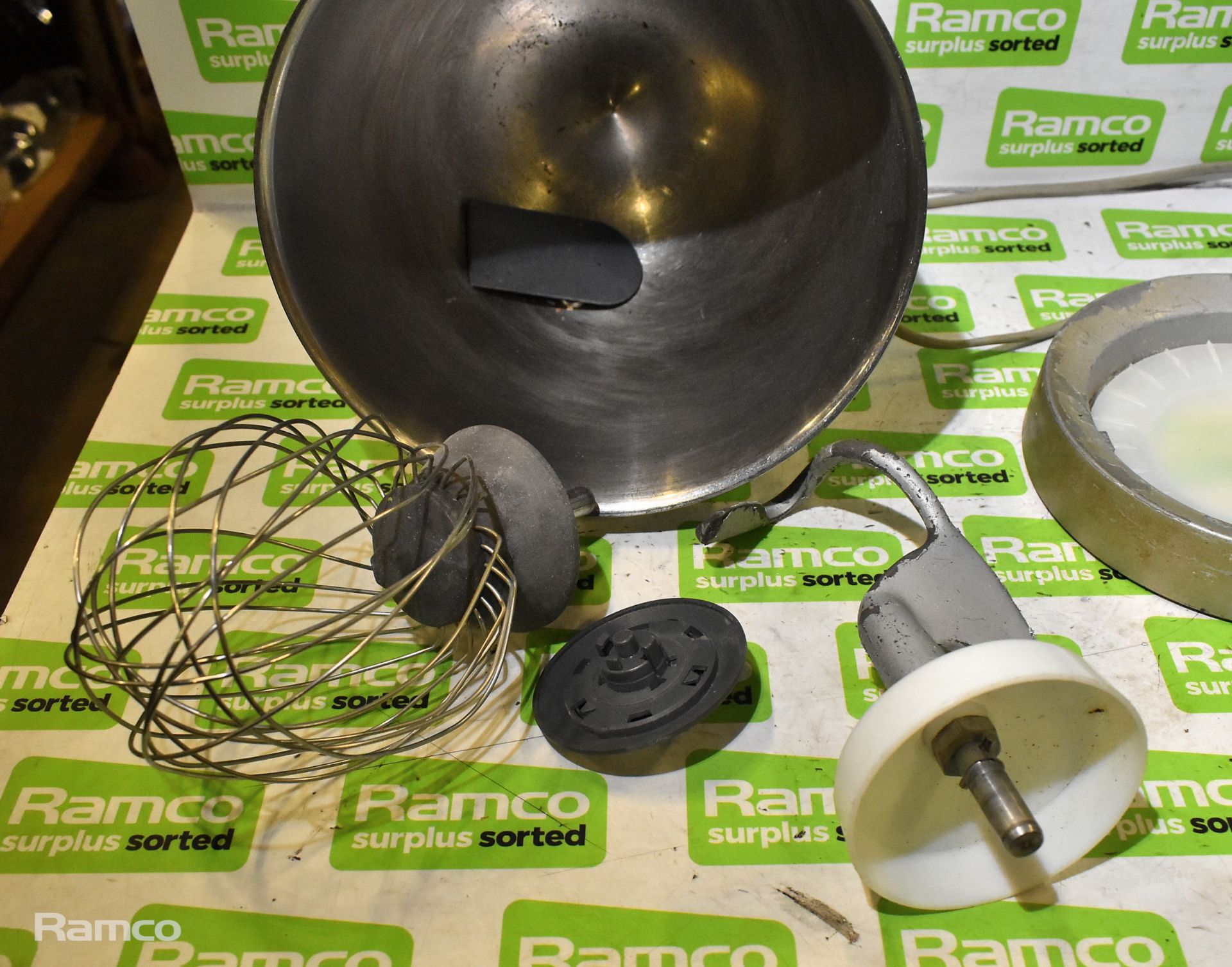 Kenwood Major Classic KM800 mixer with bowl and attachments - SPARES OR REPAIRS - Image 4 of 6