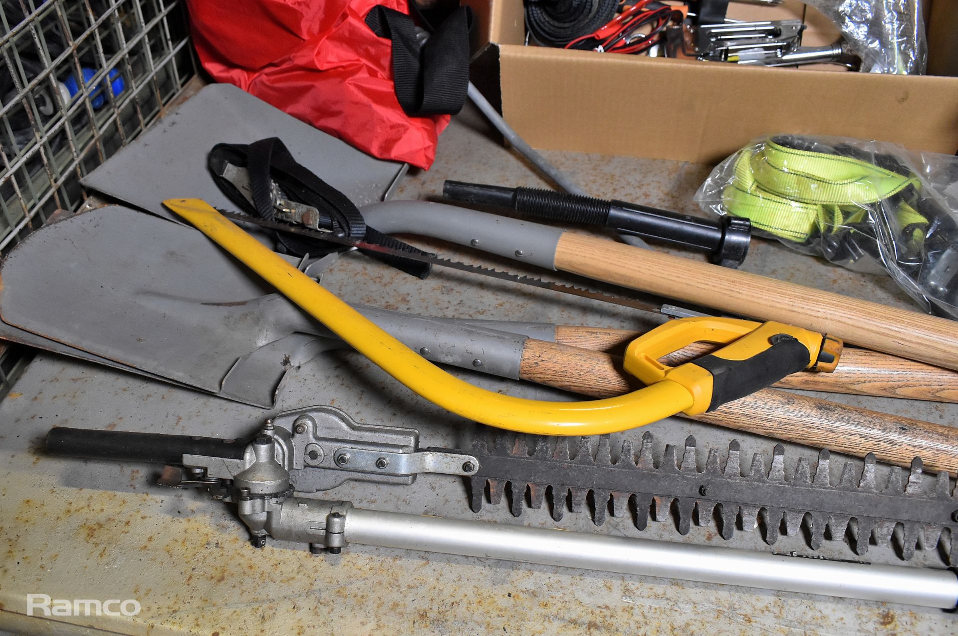 Maintenance equipment - hand tools, fasteners, gloves, spades, bow saw - Bild 4 aus 7