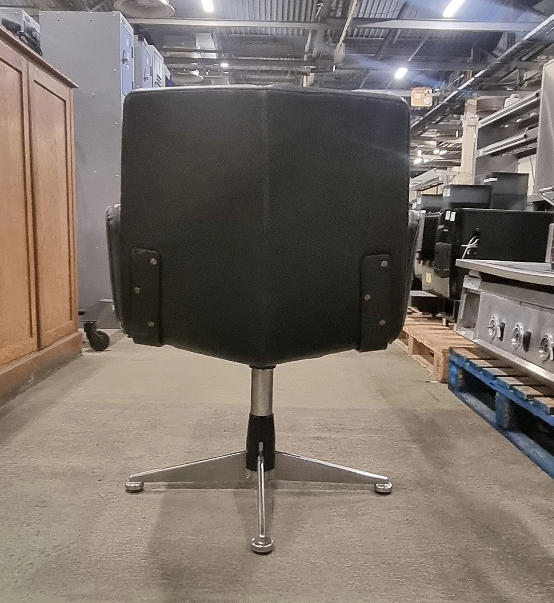 Black padded swivel chair - Image 3 of 3