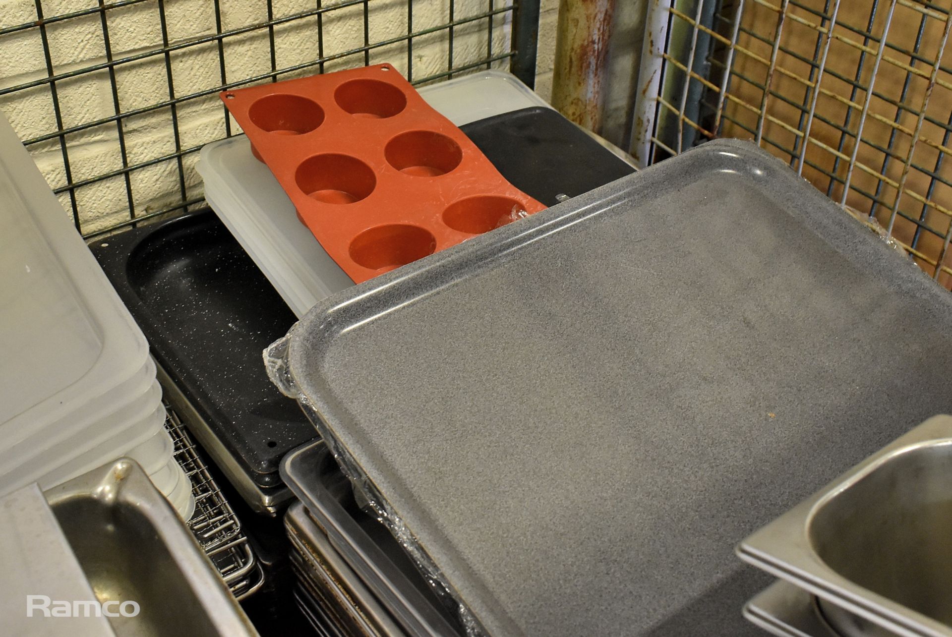 Catering equipment - bain marie trays (multiple sizes), serving trays, oven trays - Image 5 of 6