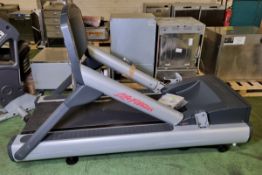 Life fitness Treadmill with flexdeck shock absorption system - L90 x W220 x H190cm