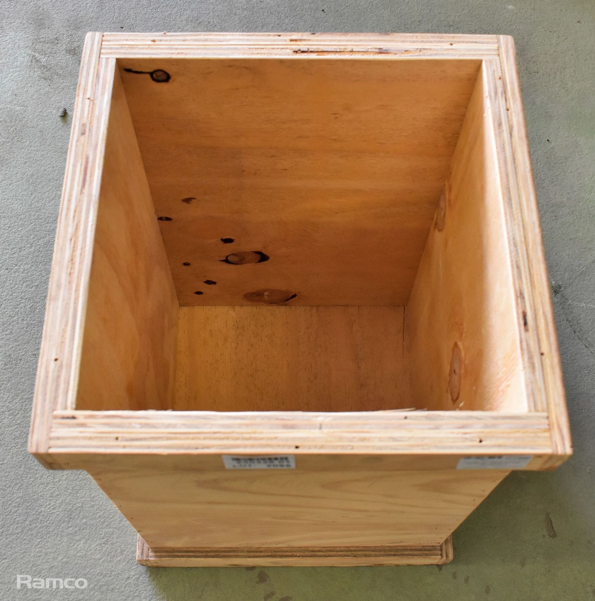 Wooden storage and shipping container - container size: 38 x 38 x 56cm - Image 2 of 2