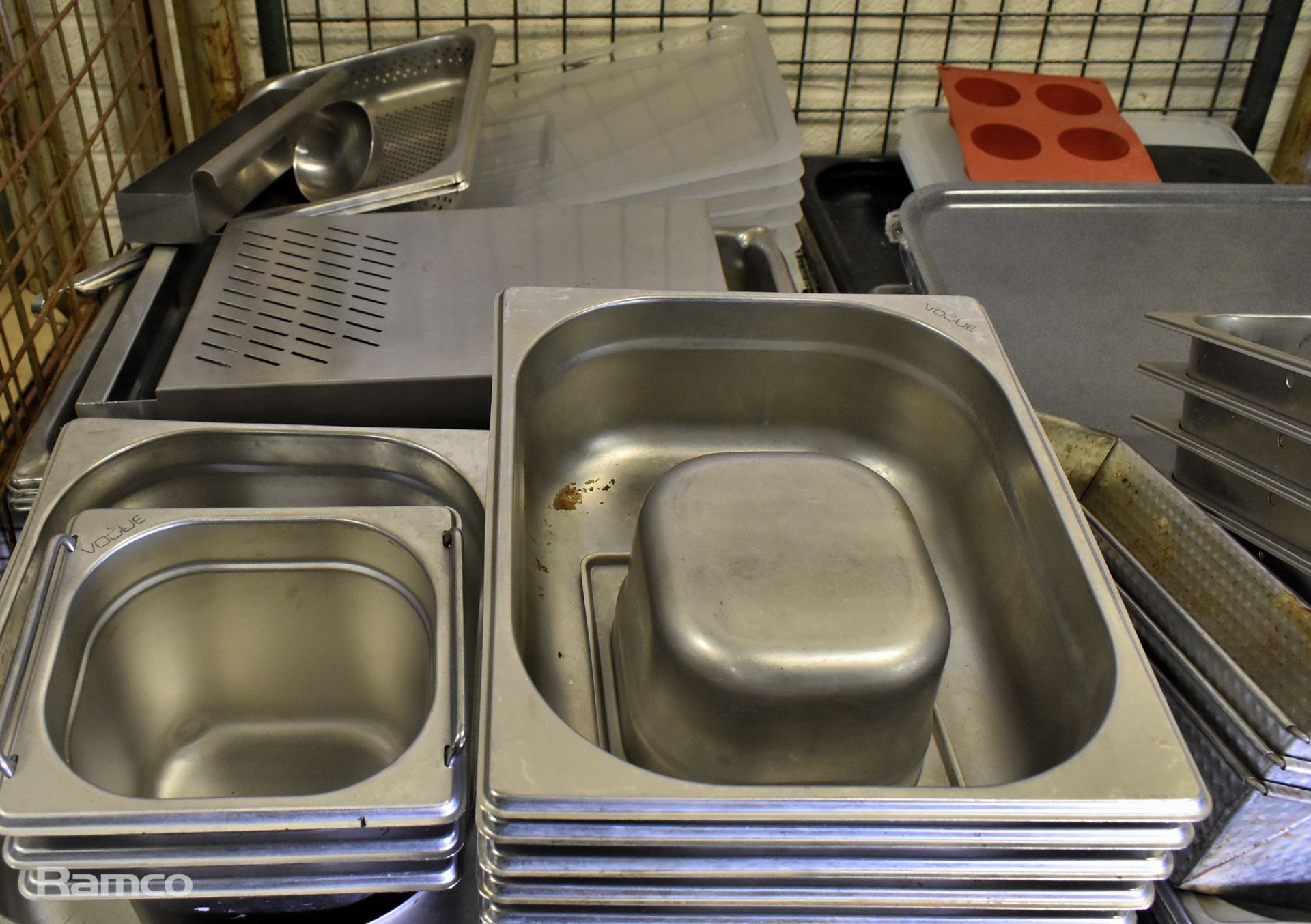 Catering equipment - bain marie trays (multiple sizes), serving trays, oven trays - Image 6 of 6