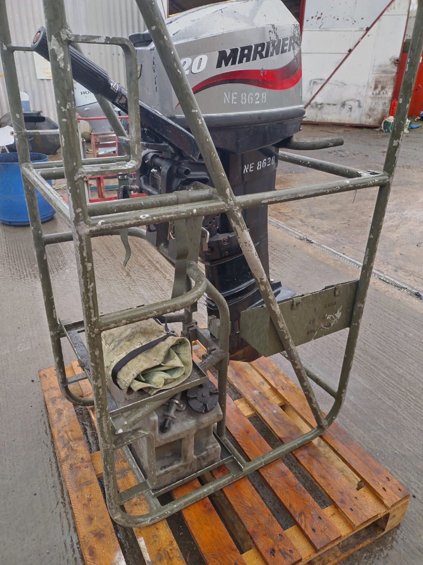 Mariner 20, 20Hp Outboard motor in travel cage with Barrus 5L fuel tank. Total hours 147 - Bild 6 aus 7