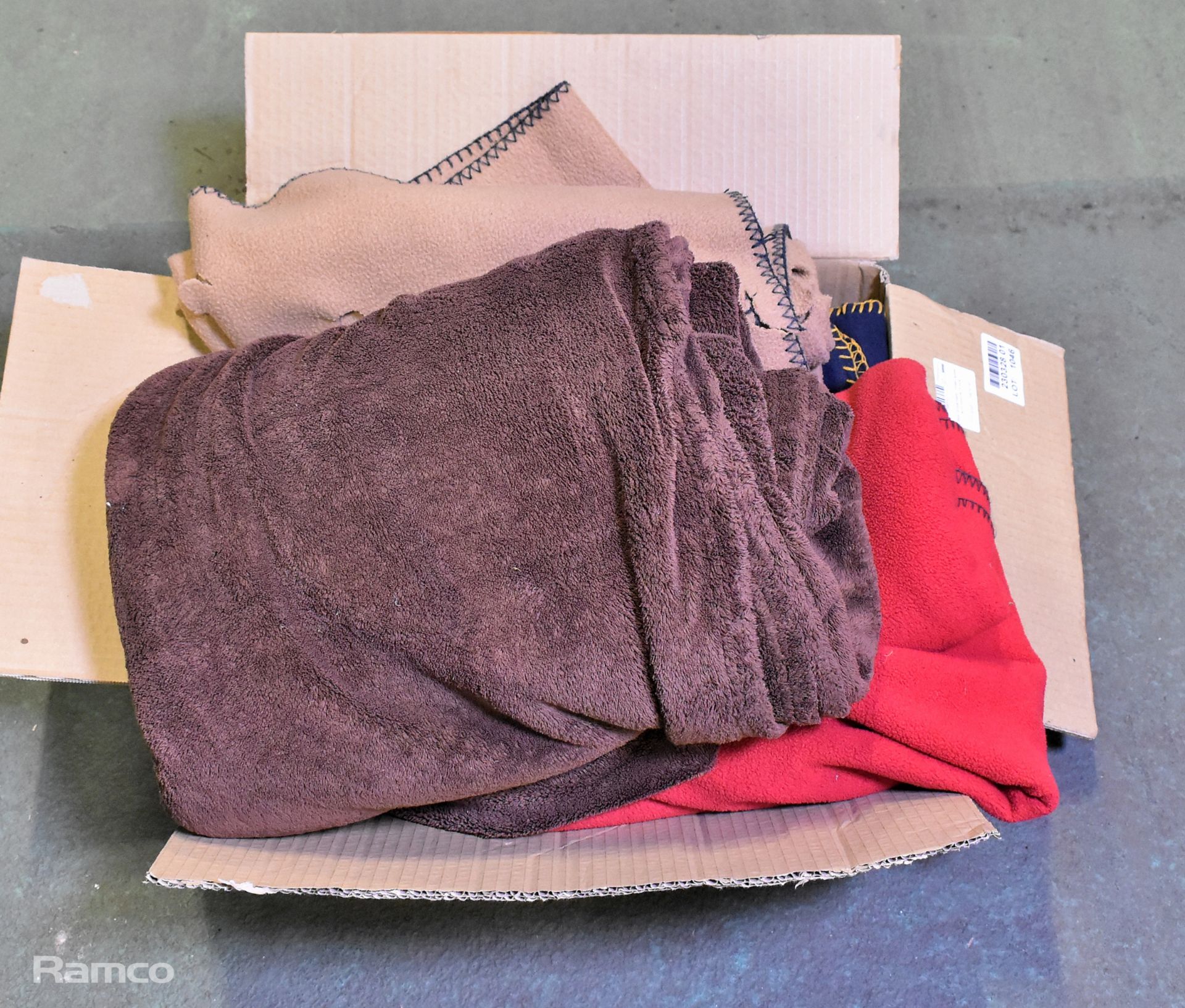 Box of blankets, mixed sizes and colours, 5 pieces